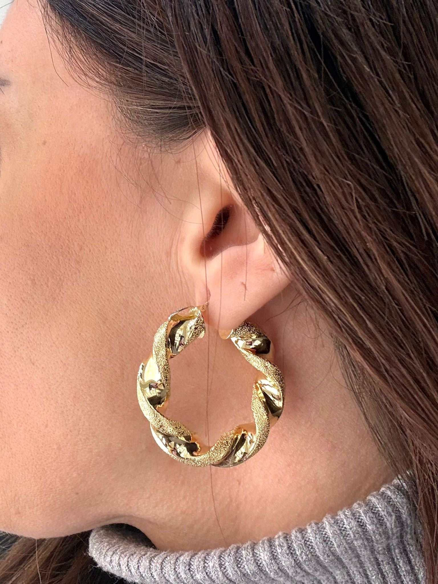 Orecchini a cerchio intrecciati satinati in oro giallo 18KT (750) – Made in Italy