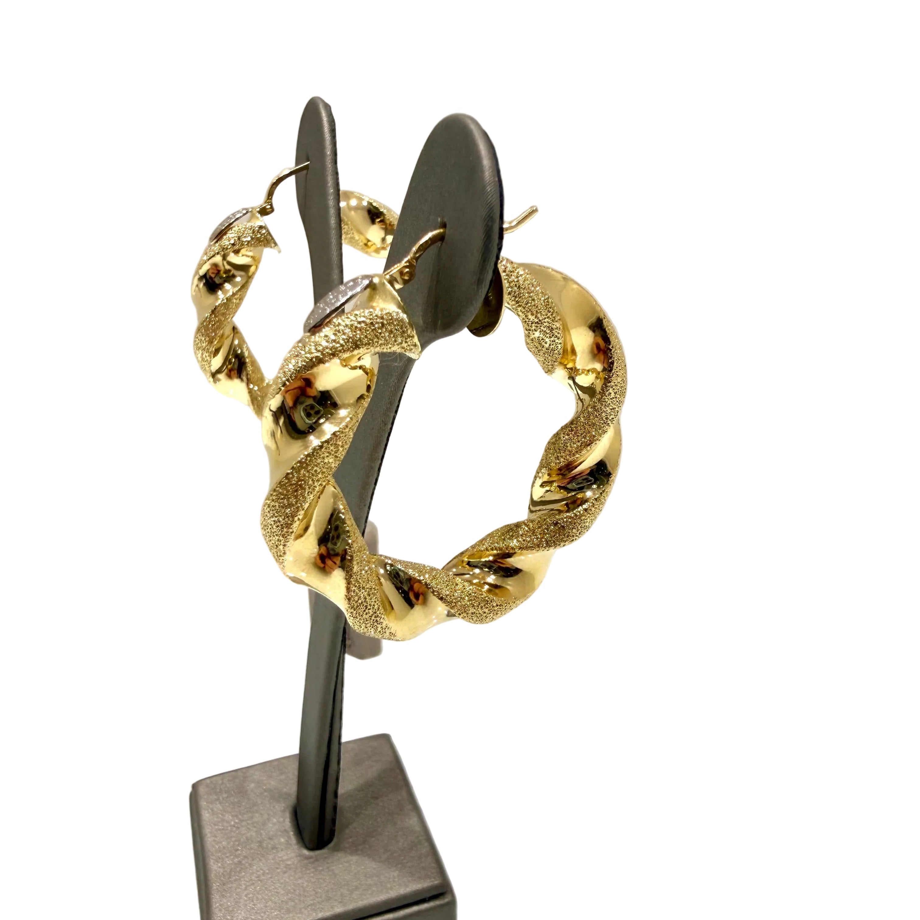 Orecchini a cerchio intrecciati satinati in oro giallo 18KT (750) – Made in Italy
