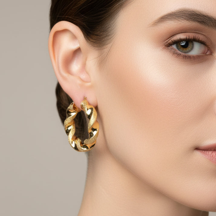Orecchini a cerchio intrecciati satinati in oro giallo 18KT (750) – Made in Italy