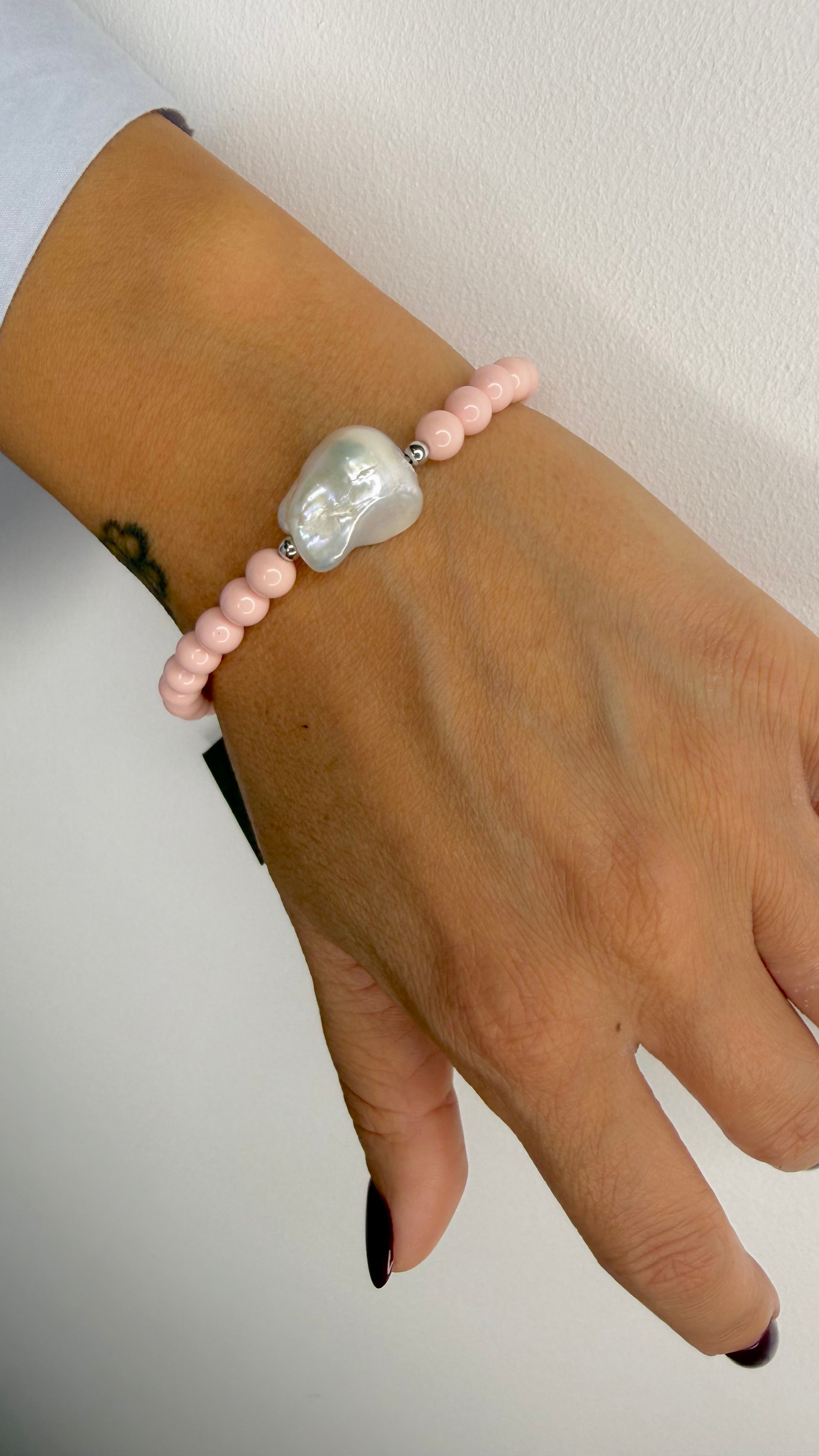 BRACCIALE CON PASTA DI CORALLO ROSA E PERLA BAROCCA IN ARGENTO 925