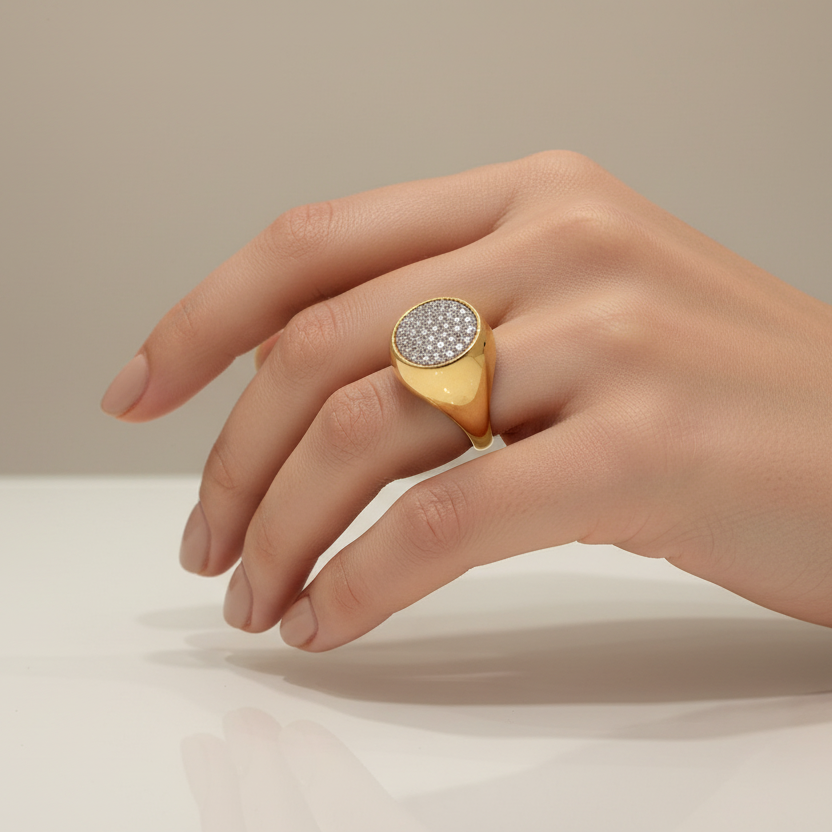 Anello chevalier con zirconi pavé in oro giallo 18KT (750) – Made in Italy