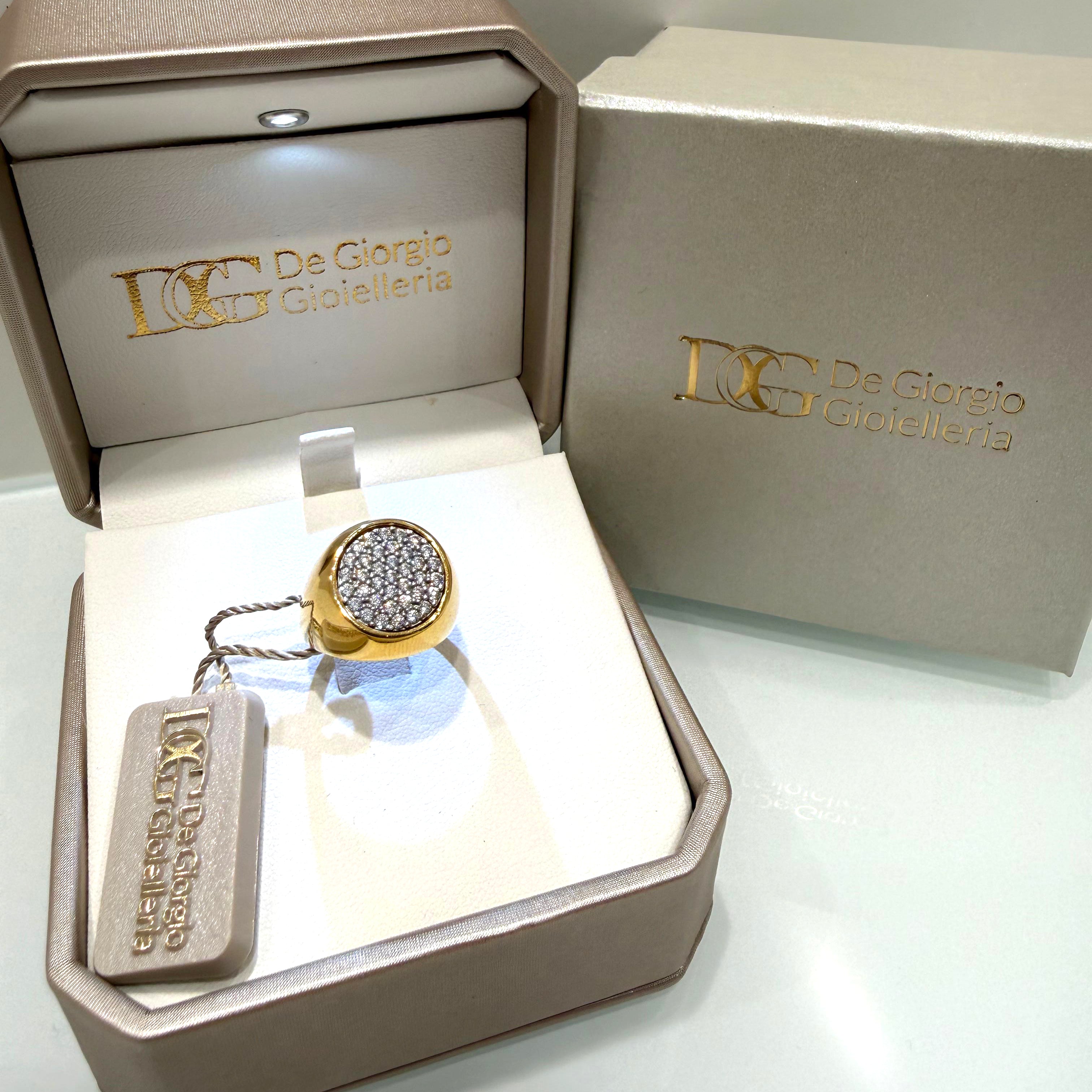 Anello chevalier con zirconi pavé in oro giallo 18KT (750) – Made in Italy