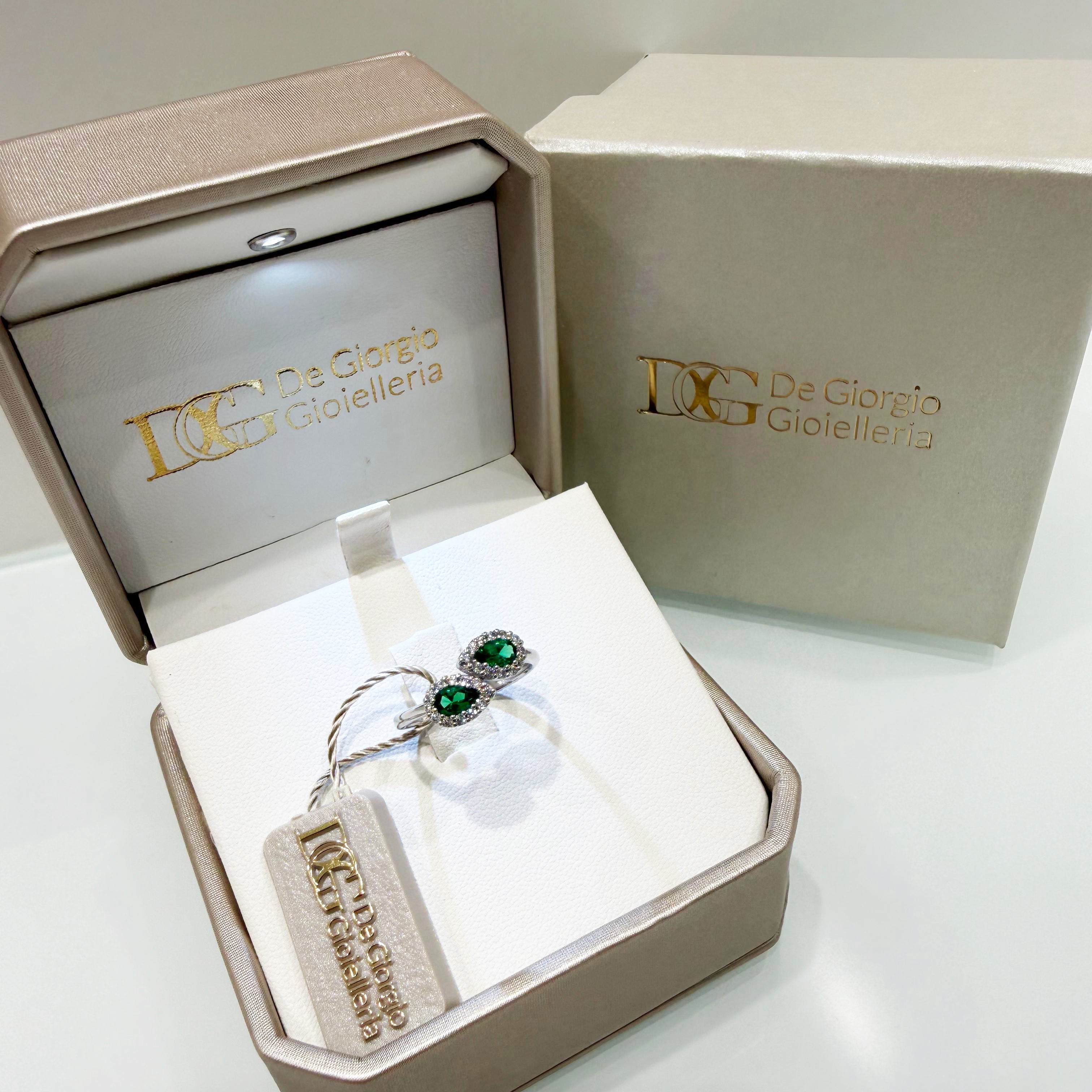 Anello contrarié con zirconi verdi a goccia e contorno di zirconi in oro bianco 18KT (750) – Made in Italy