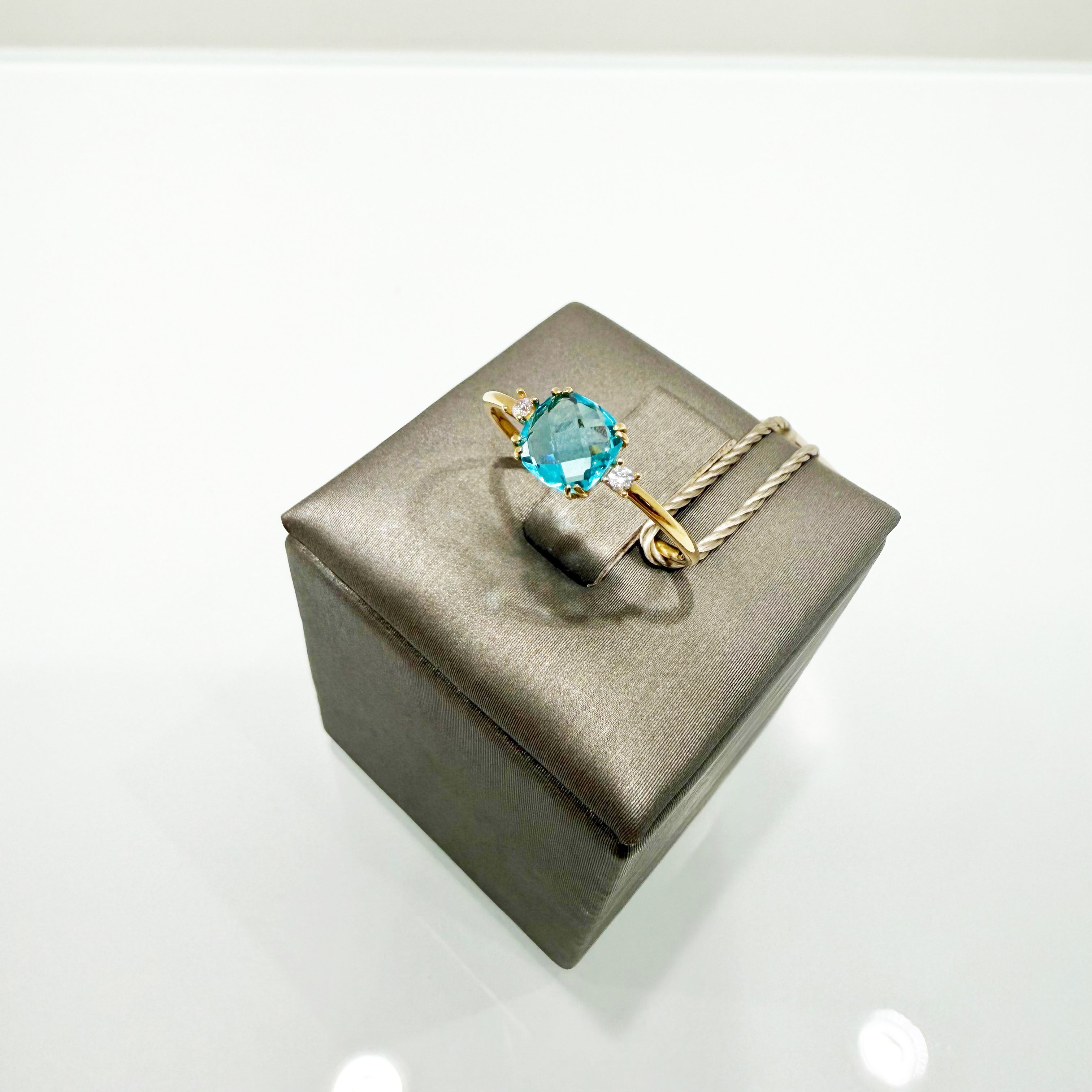 Anello con pietra azzurra in oro giallo 18KT (750) con zirconi – Made in Italy