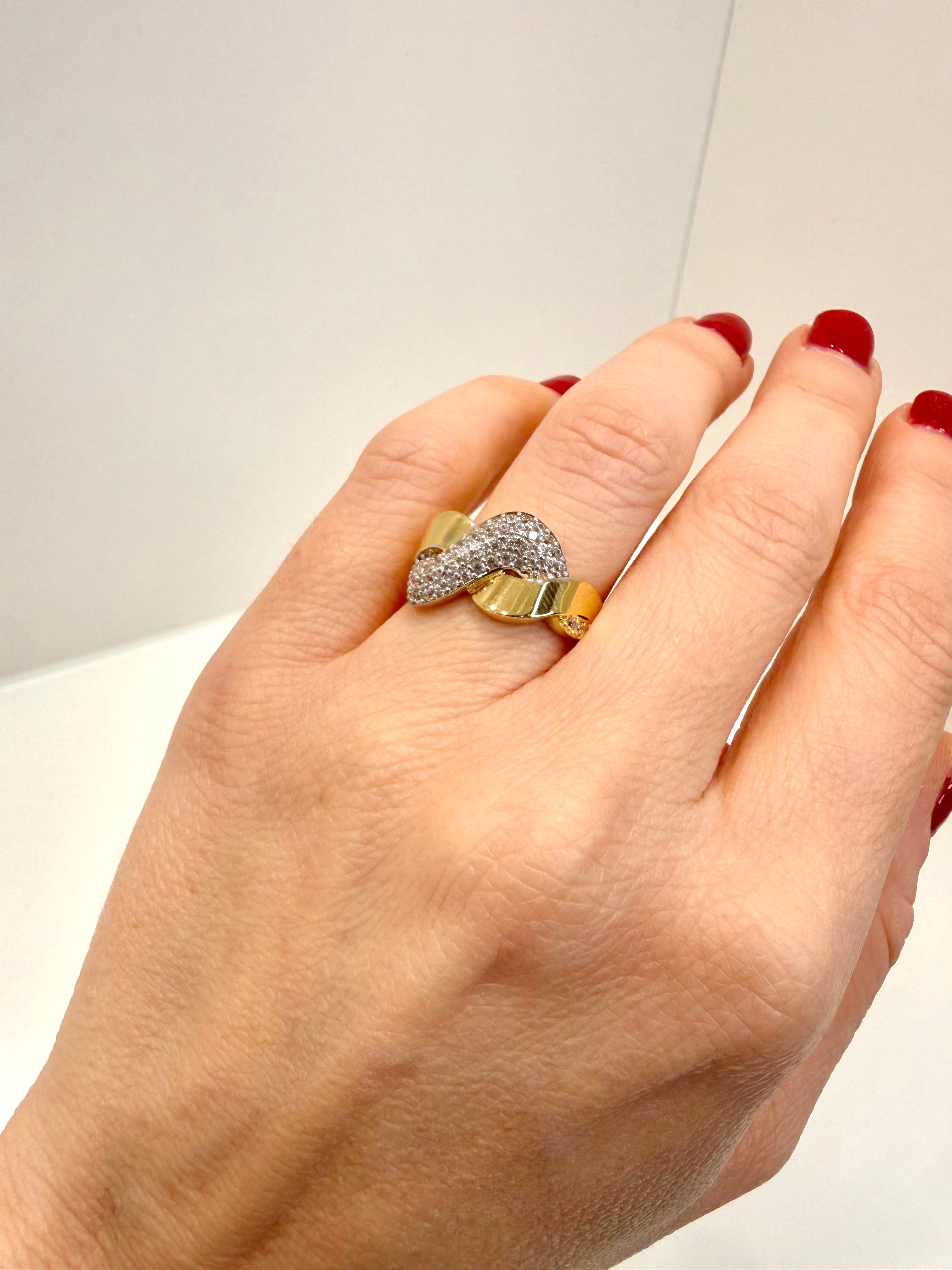 Anello fascia intrecciata in oro giallo 18KT (750) con pavé di zirconi bianchi - Made in Italy
