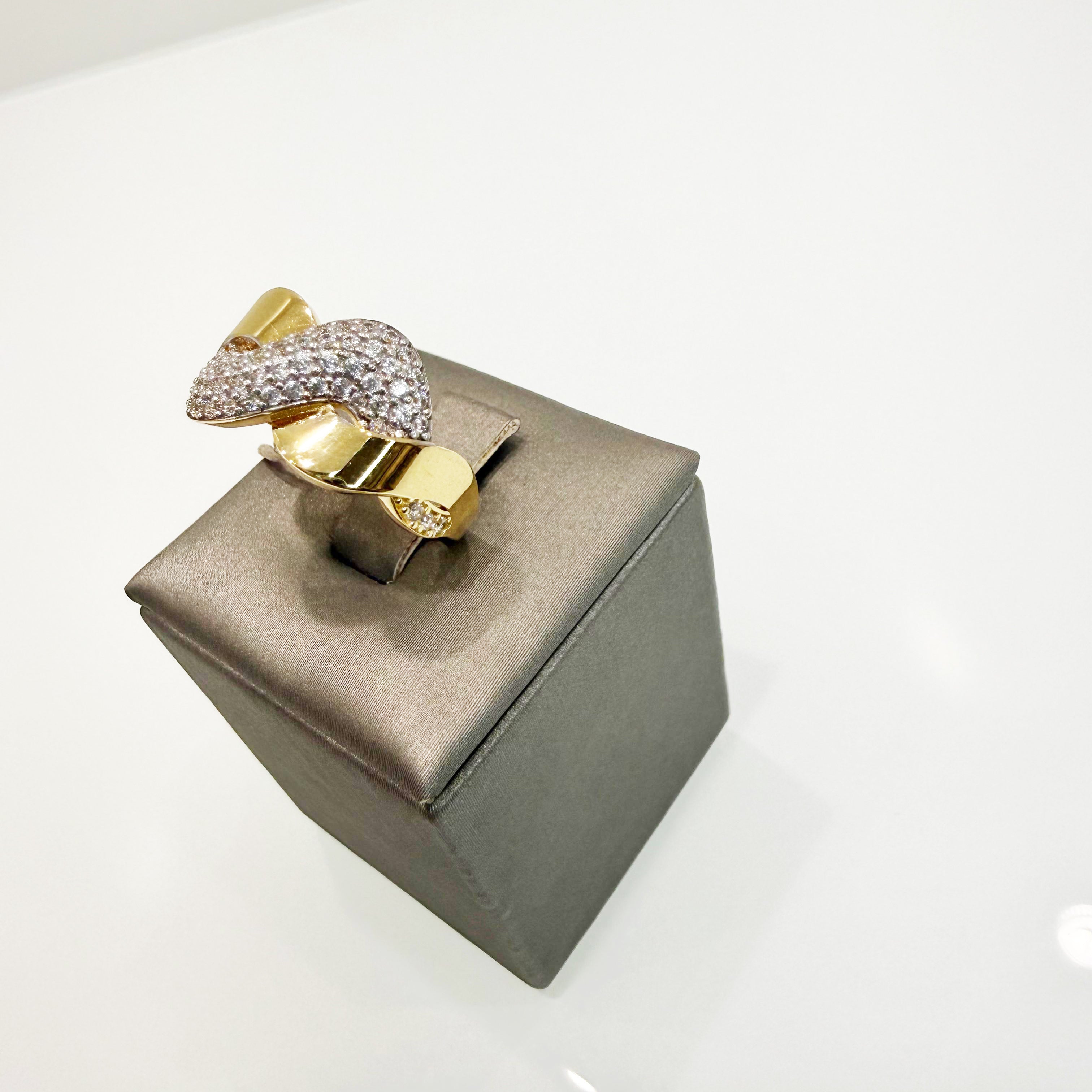 Anello fascia intrecciata in oro giallo 18KT (750) con pavé di zirconi bianchi - Made in Italy