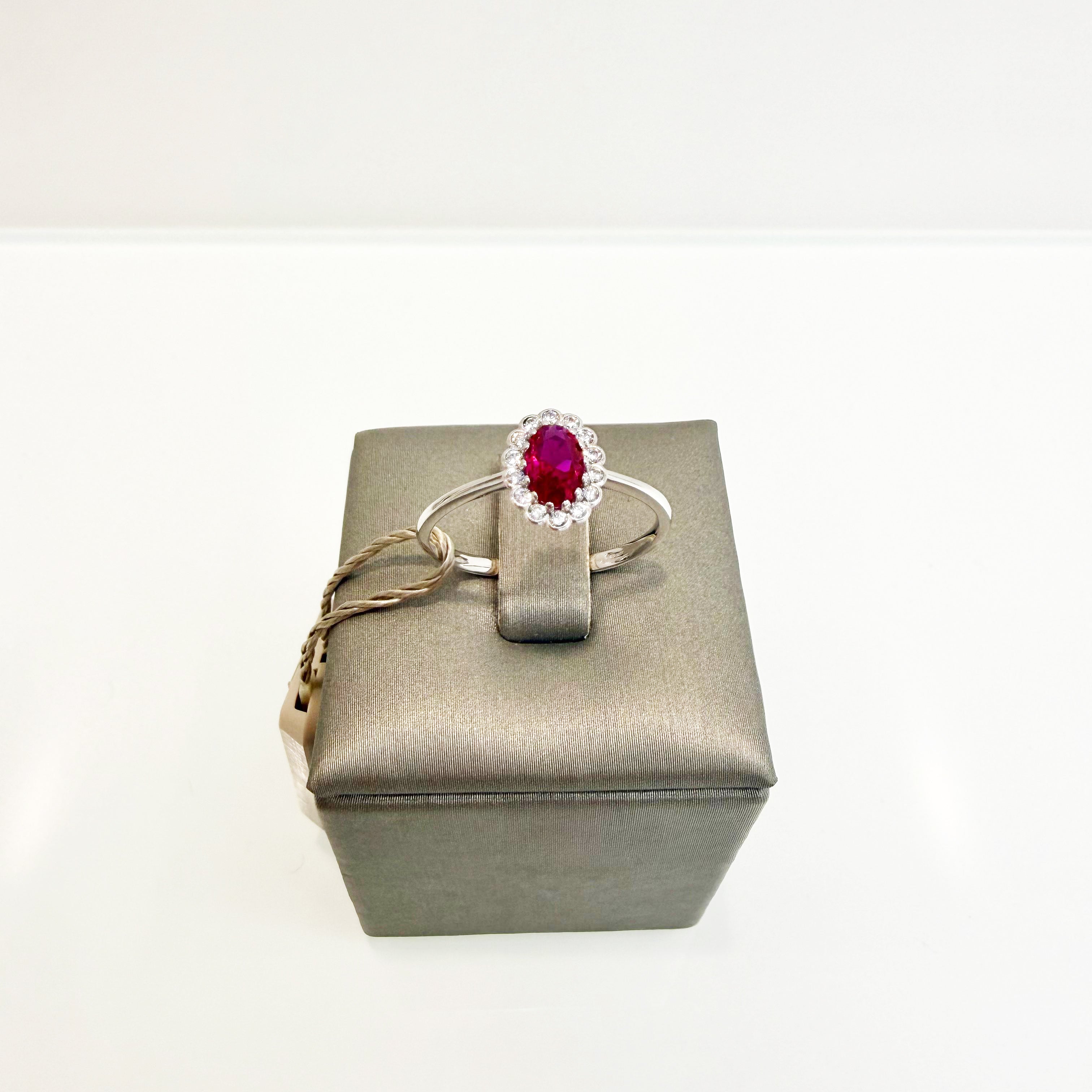 Anello con pietra rossa ovale e zirconi in oro bianco 18KT (750) – Made in Italy