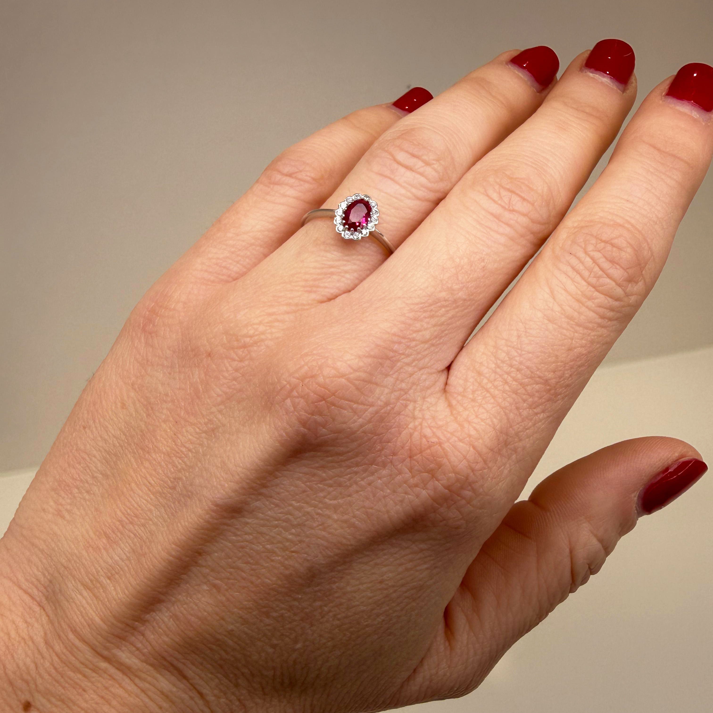 Anello con pietra rossa ovale e zirconi in oro bianco 18KT (750) – Made in Italy