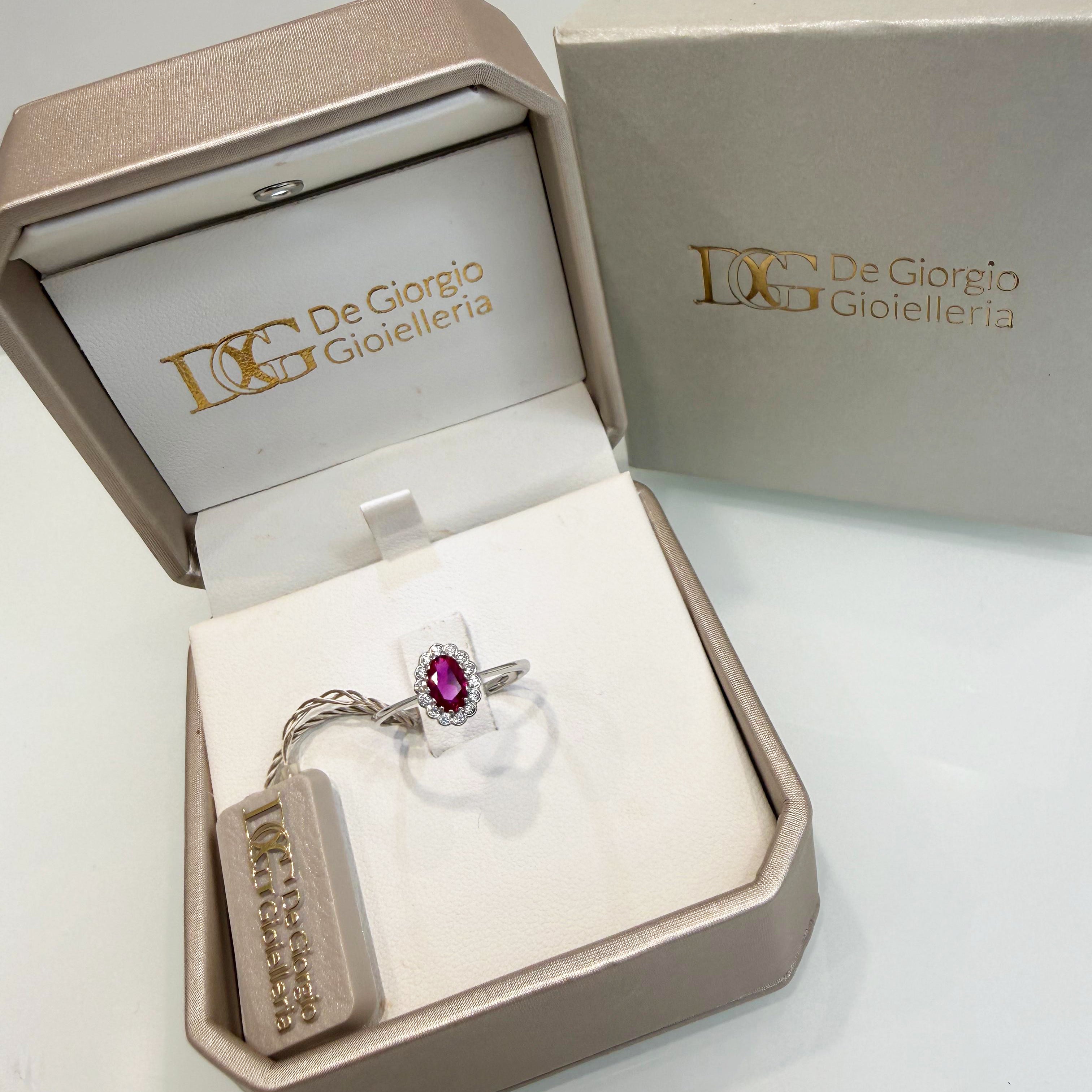 Anello con pietra rossa ovale e zirconi in oro bianco 18KT (750) – Made in Italy