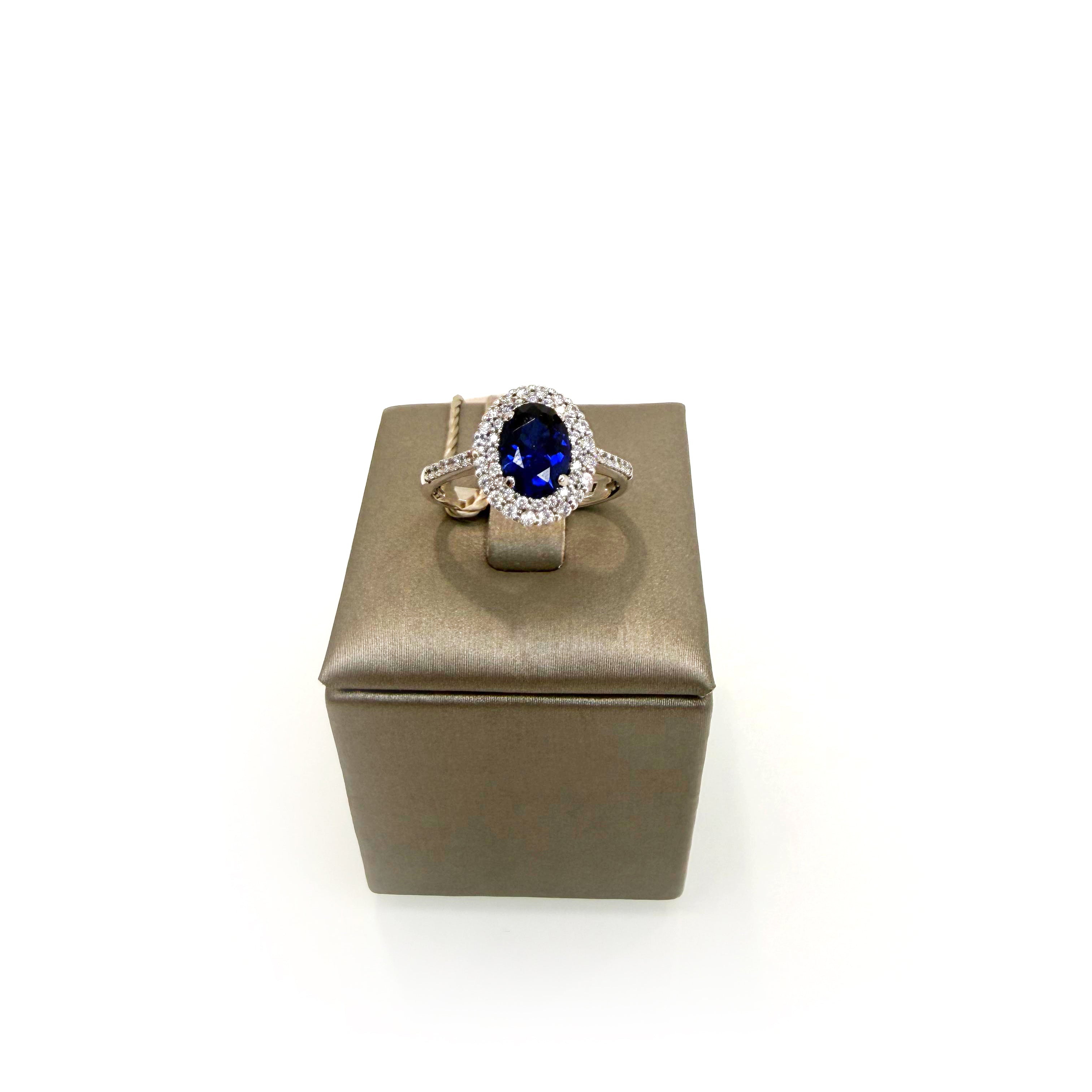 Anello con pietra blu ovale e zirconi in oro bianco 18KT (750) – Made in Italy