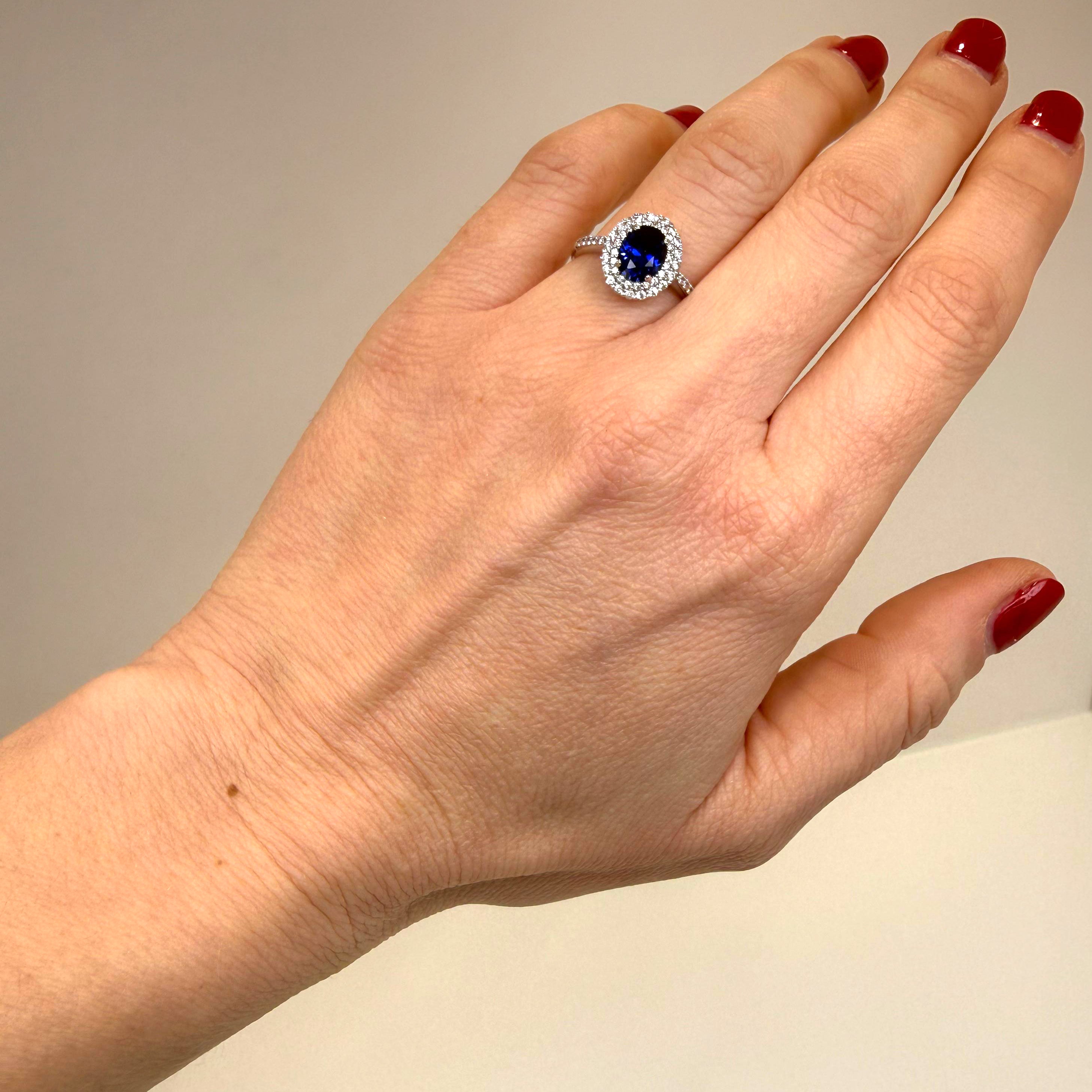 Anello con pietra blu ovale e zirconi in oro bianco 18KT (750) – Made in Italy