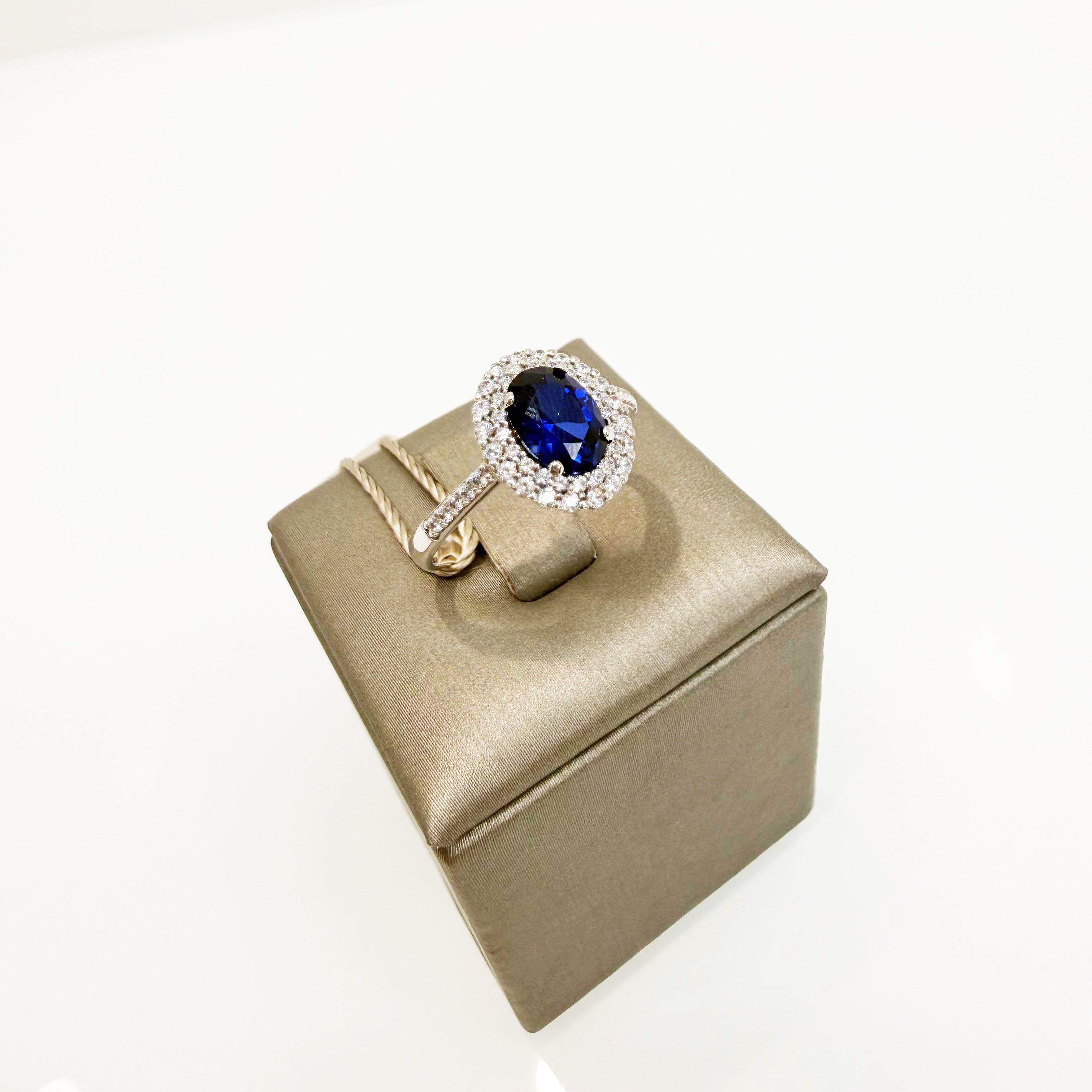 Anello con pietra blu ovale e zirconi in oro bianco 18KT (750) – Made in Italy