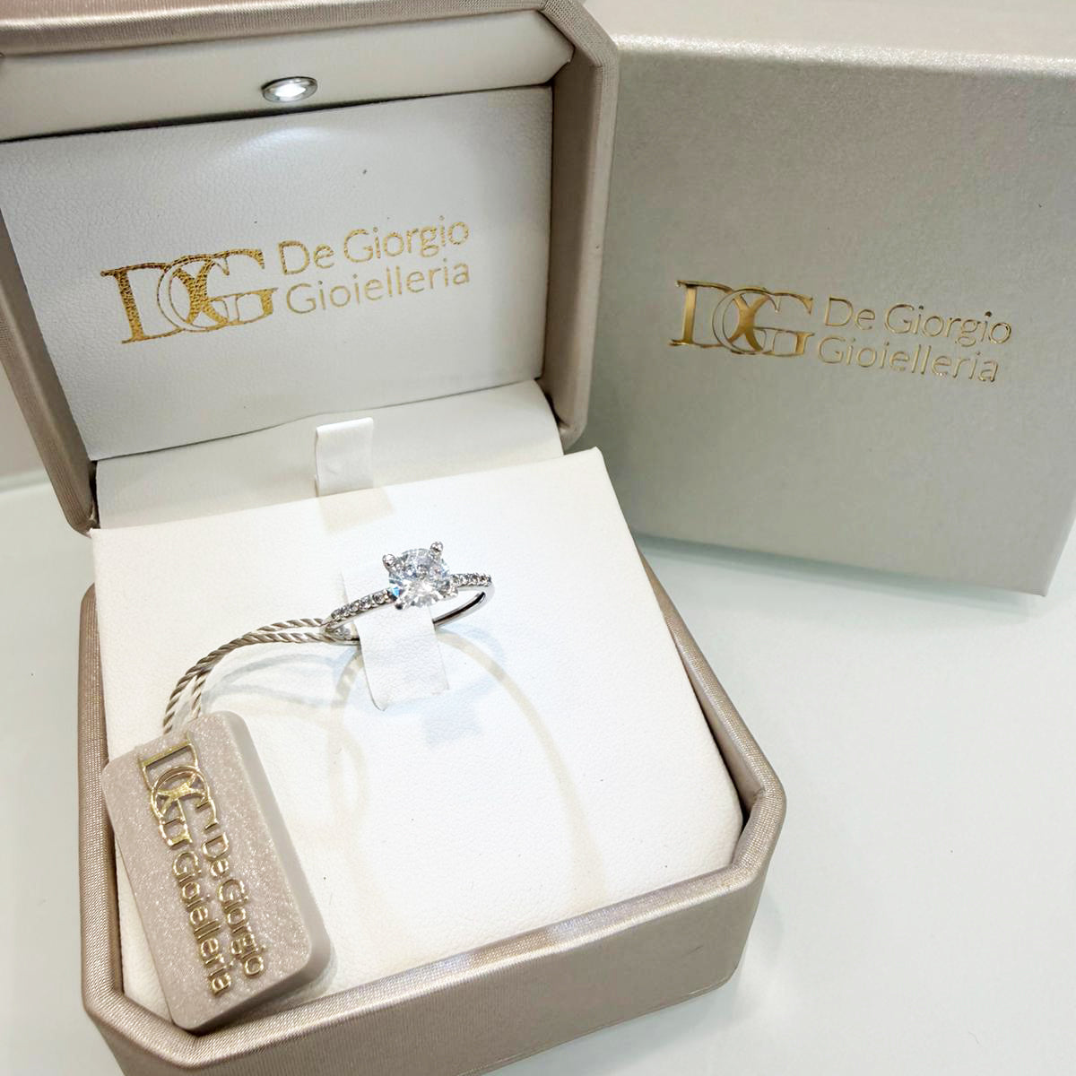 Anello solitario con zircone centrale in oro bianco 18KT (750) – Made in Italy