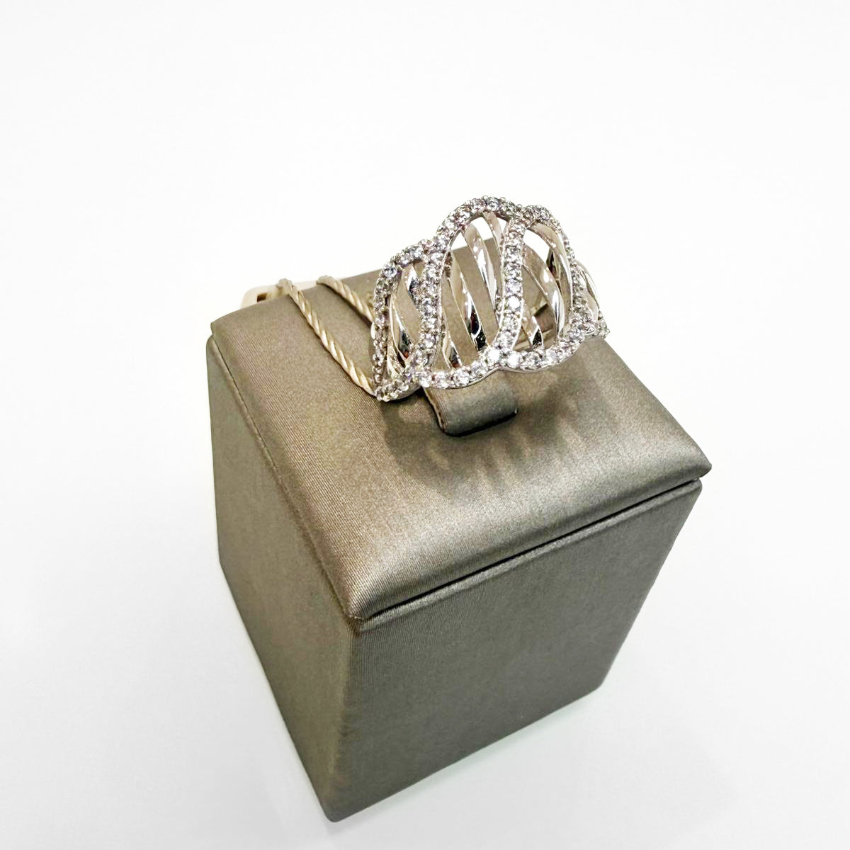 Anello fascia intrecciata con zirconi in oro bianco 18KT (750) – Made in Italy