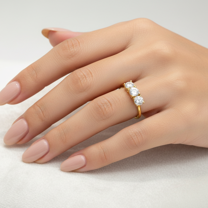 Anello trilogy con zirconi in oro giallo 18KT (750) – Elegante e luminoso