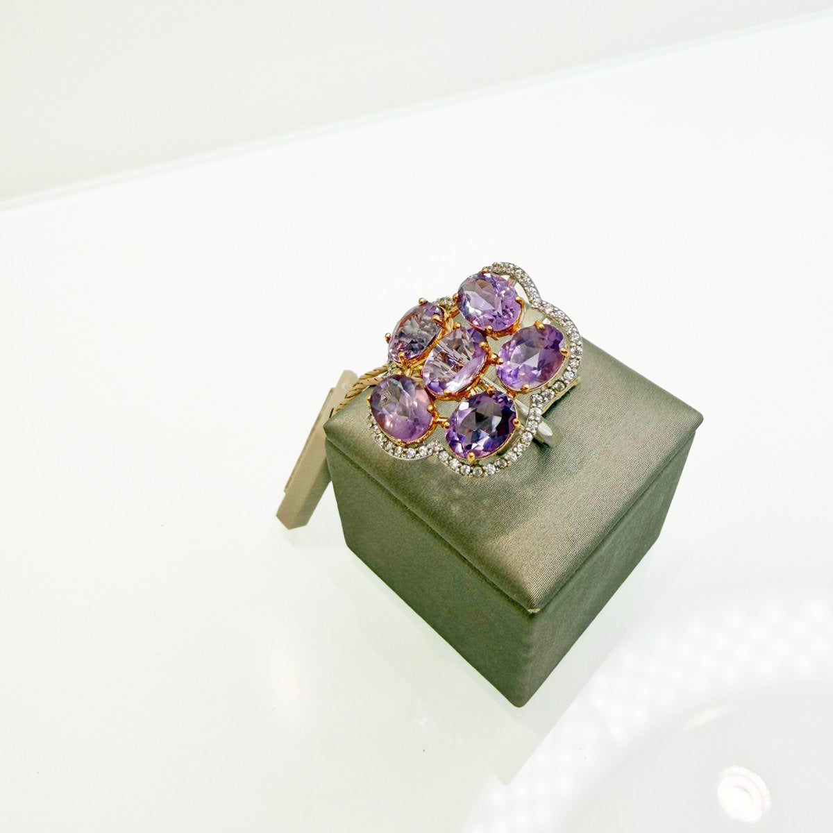 Anello cocktail in oro bianco e giallo 18KT (750) con pietre viola – Design importante