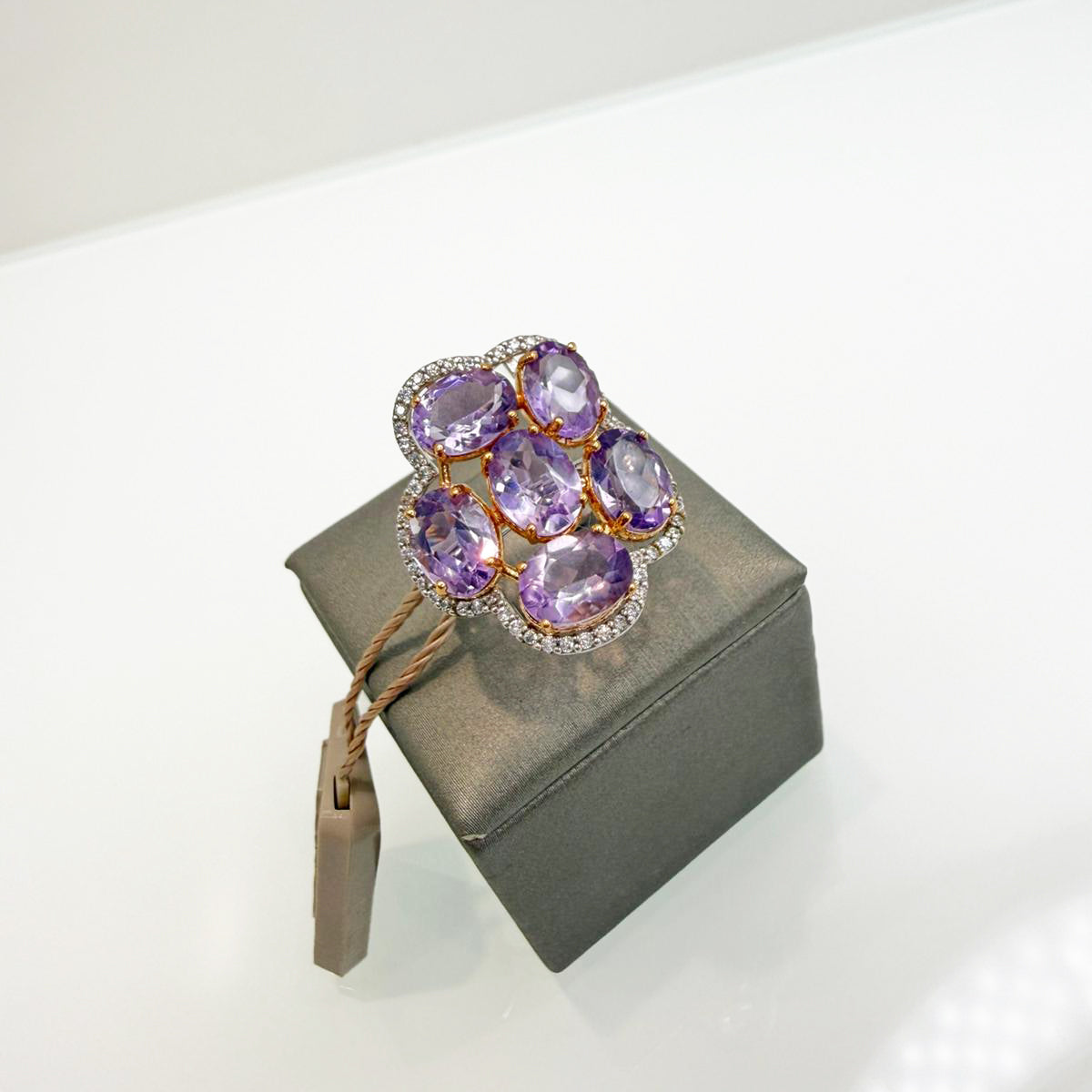 Anello cocktail in oro bianco e giallo 18KT (750) con pietre viola – Design importante