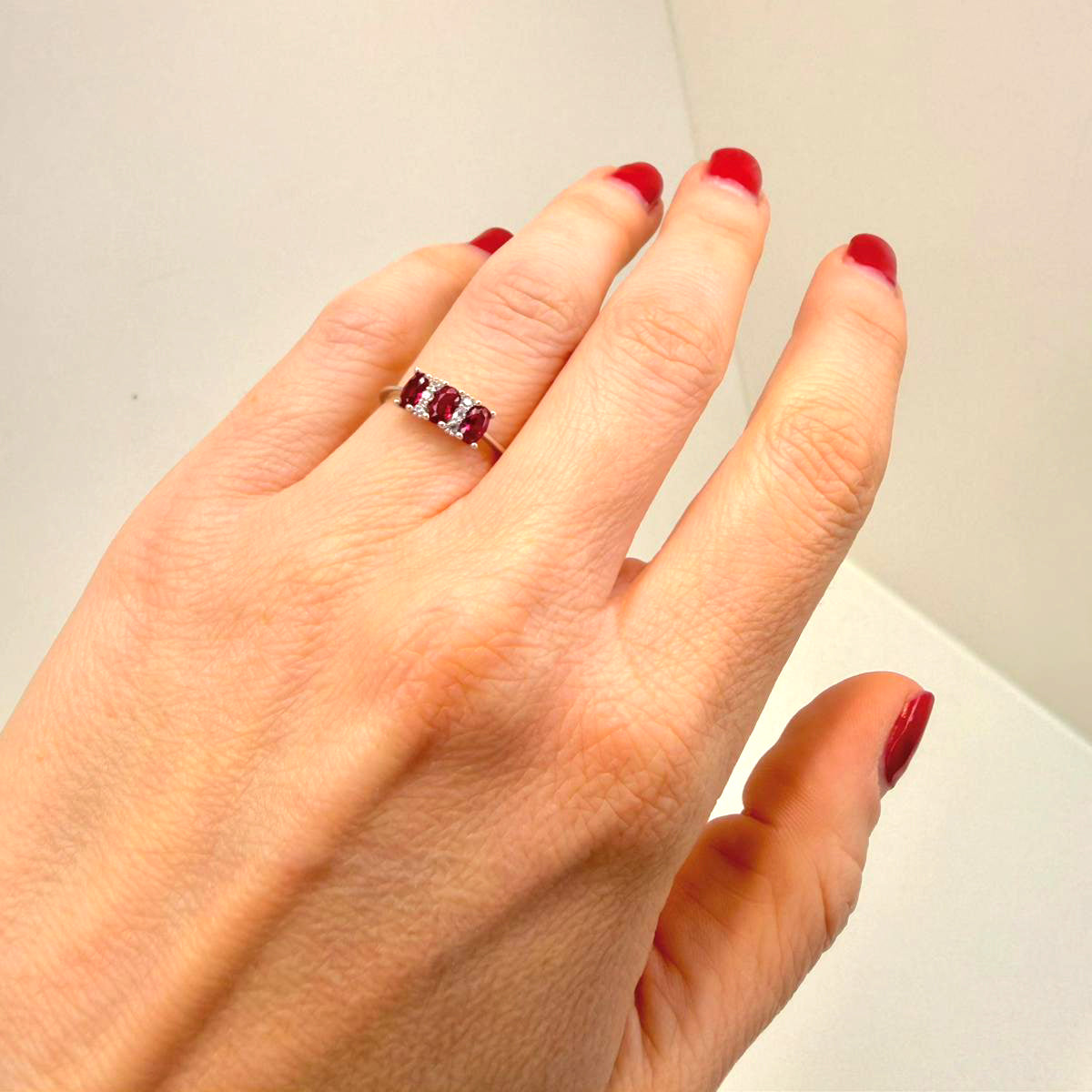 Anello trilogy con pietre rosse e zirconi in oro bianco 18KT (750) – Elegante e raffinato