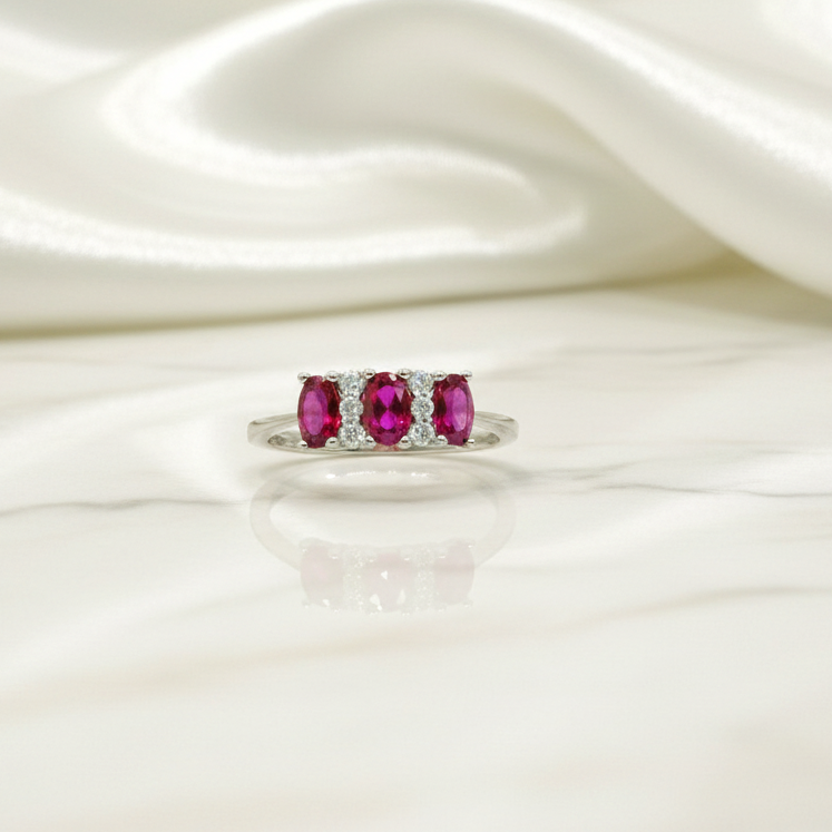 Anello trilogy con pietre rosse e zirconi in oro bianco 18KT (750) – Elegante e raffinato