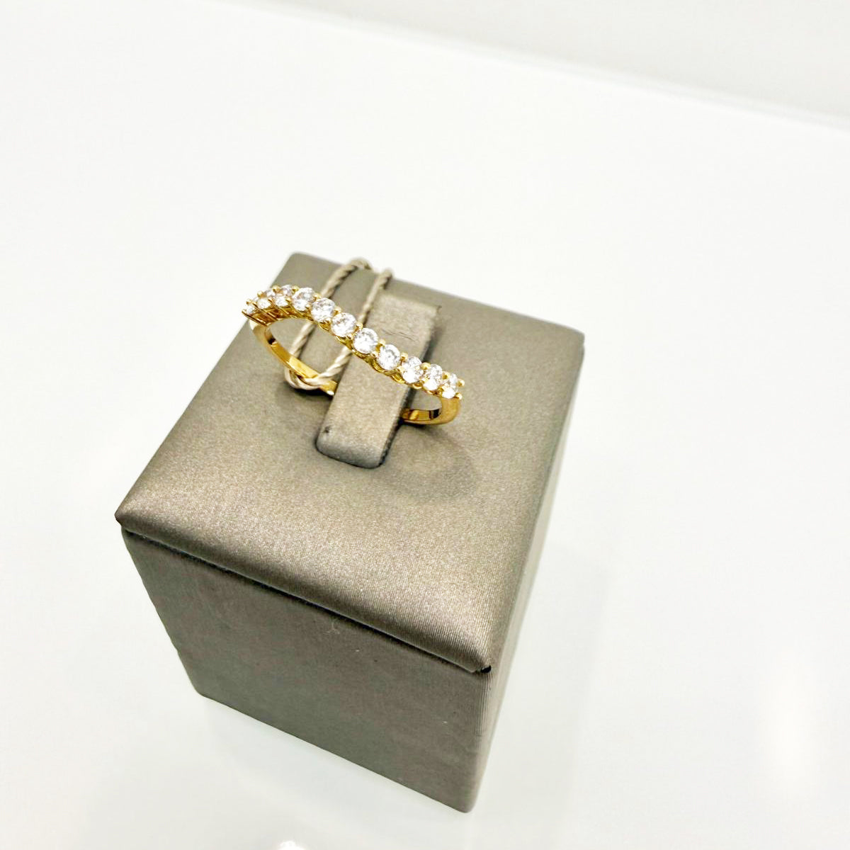 Anello veretta con zirconi in oro giallo 18KT (750) – Elegante e luminoso
