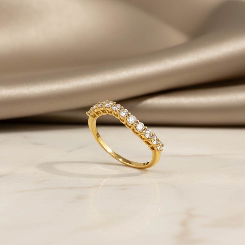 Anello veretta con zirconi in oro giallo 18KT (750) – Elegante e luminoso