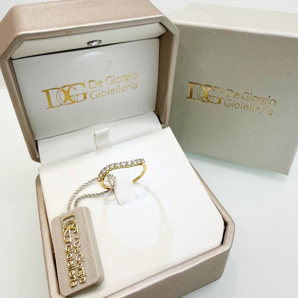 Anello veretta con zirconi in oro giallo 18KT (750) – Elegante e luminoso