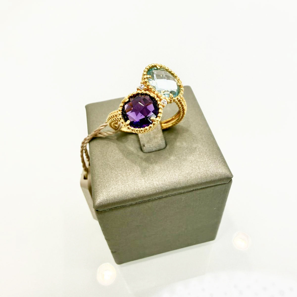 Anello contrarié con pietre colorate in oro giallo 18KT (750) – Design elegante e raffinato