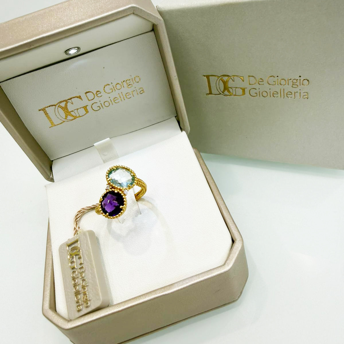 Anello contrarié con pietre colorate in oro giallo 18KT (750) – Design elegante e raffinato