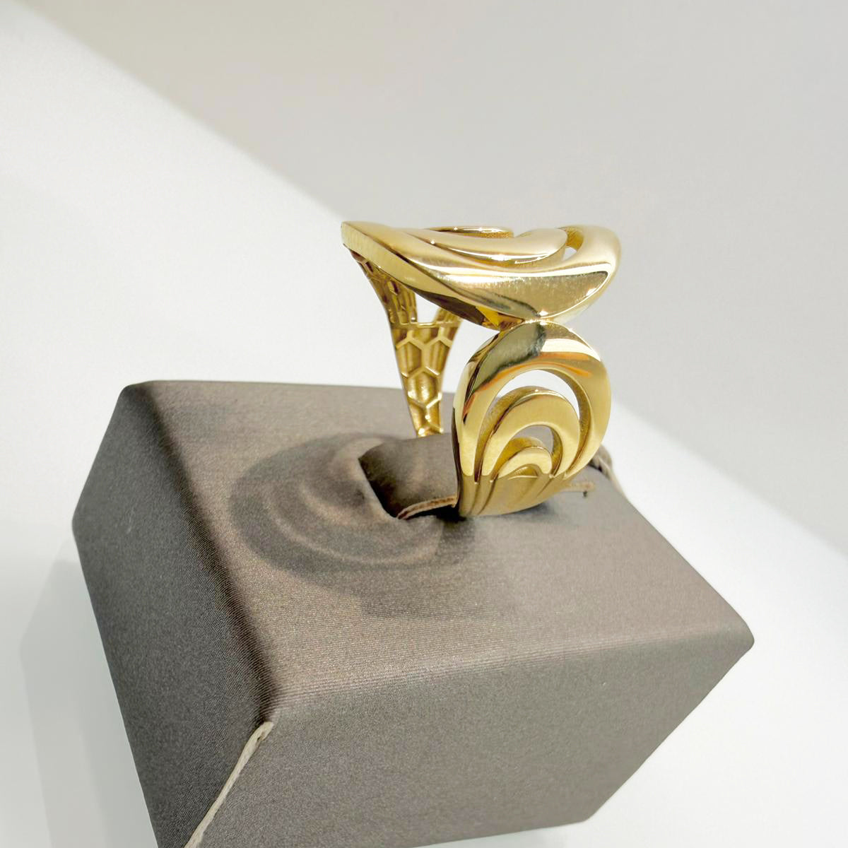 Anello realizzato in oro giallo 18KT (750), caratterizzato da un design moderno e avvolgente con linee morbide e dinamiche.