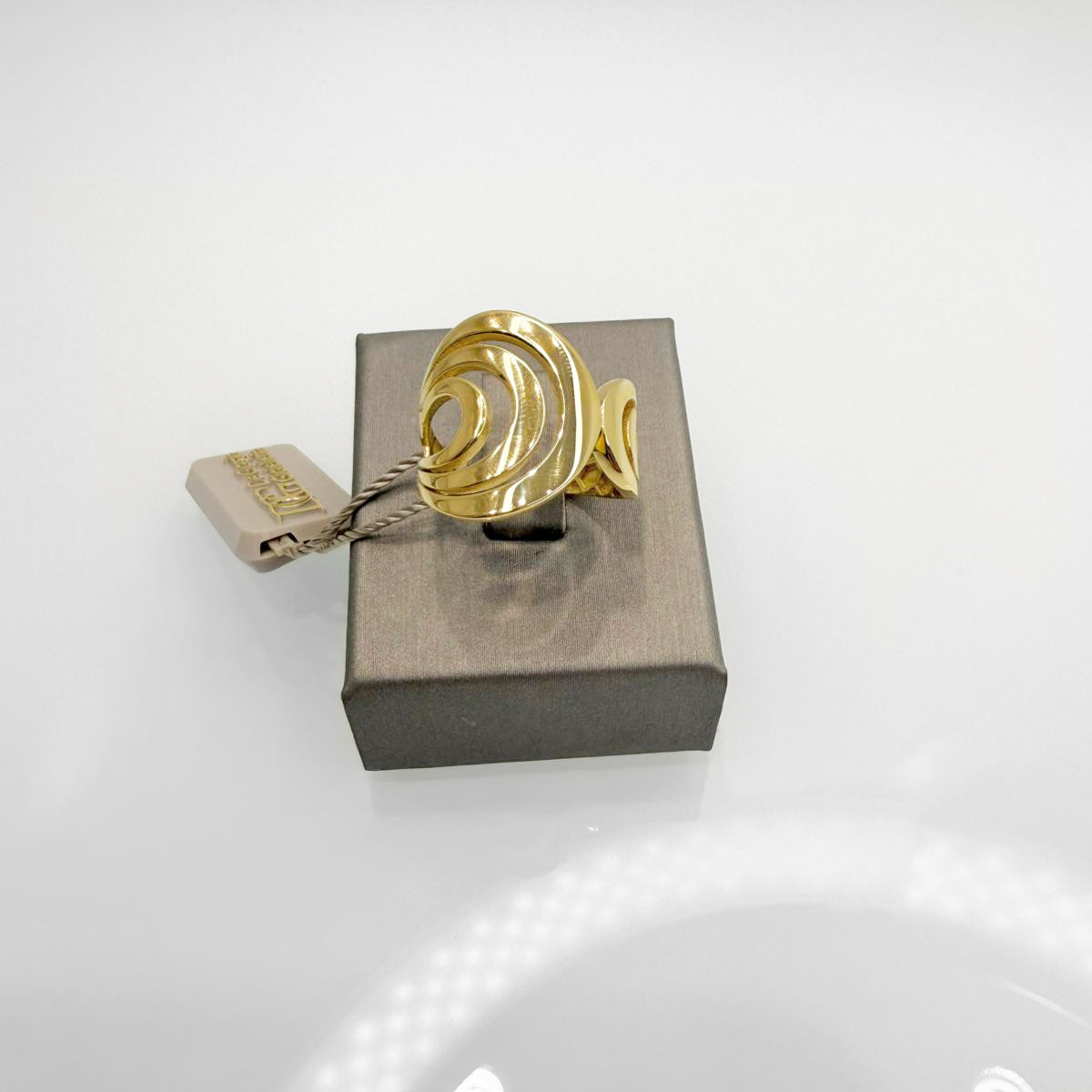 Anello realizzato in oro giallo 18KT (750), caratterizzato da un design moderno e avvolgente con linee morbide e dinamiche.