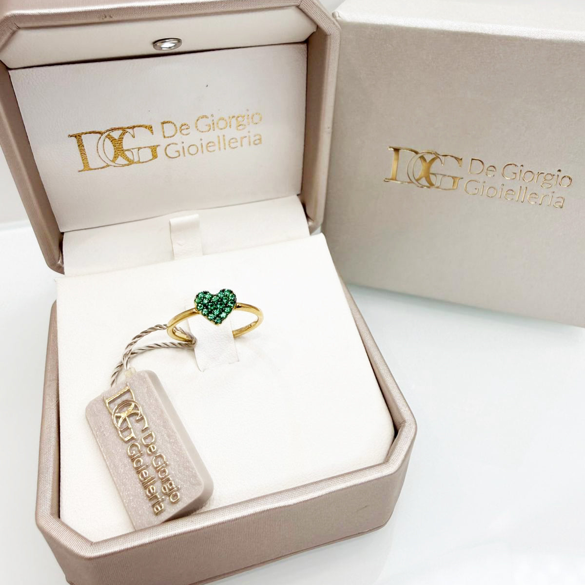 Anello in oro giallo 18KT (750) con cuore e zirconi verdi