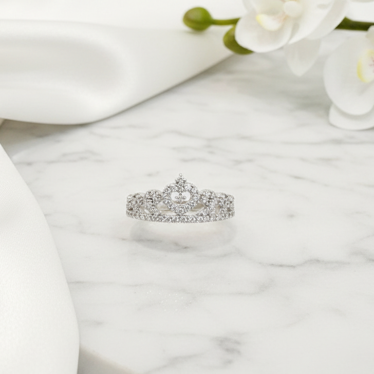 Anello in oro bianco 18KT (750) con design a corona, cuori e zirconi