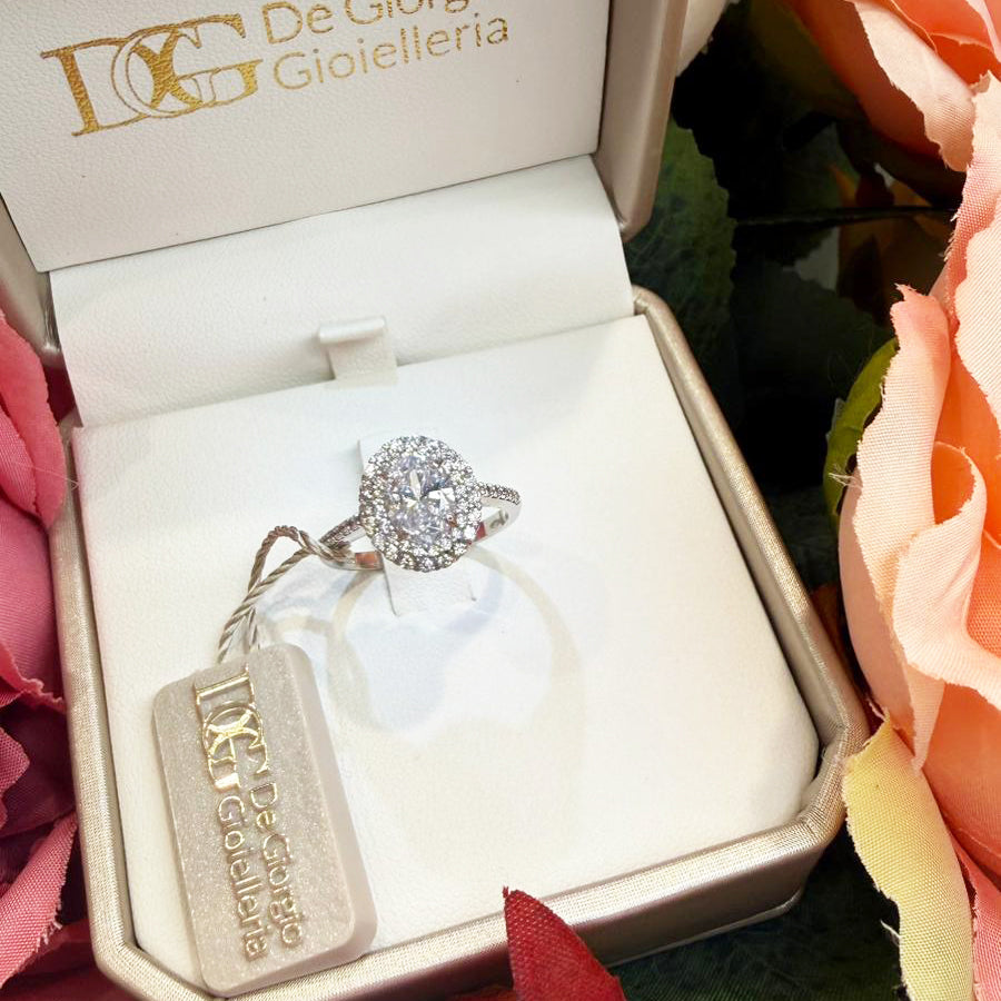 Anello solitario con zirconi in oro bianco 18KT (750)