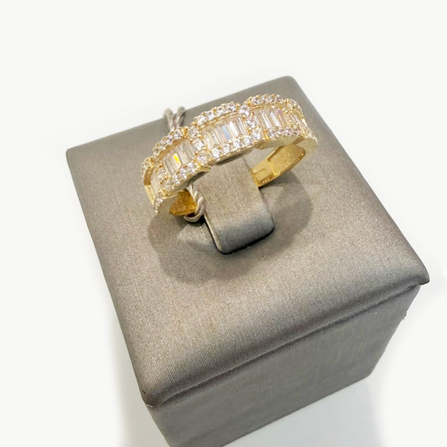 Anello Fascia in Oro Giallo 18 KT con Zirconi Baguette e Brillanti