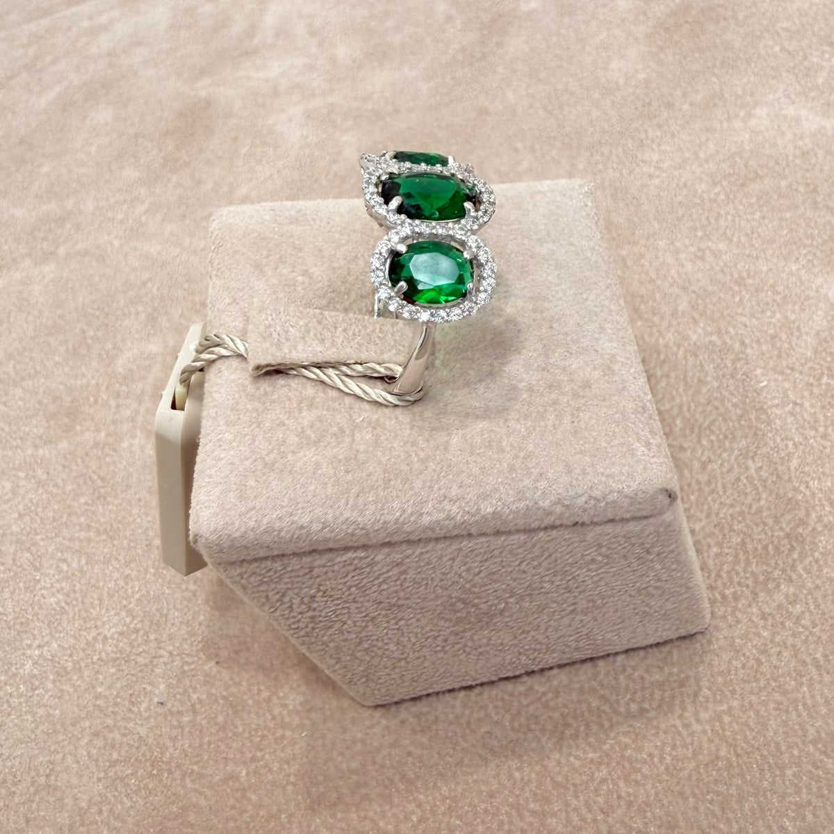 ANELLO TRILOGY IN ORO BIANCO 18 KT (750) CON PIETRE VERDI E ZIRCONI