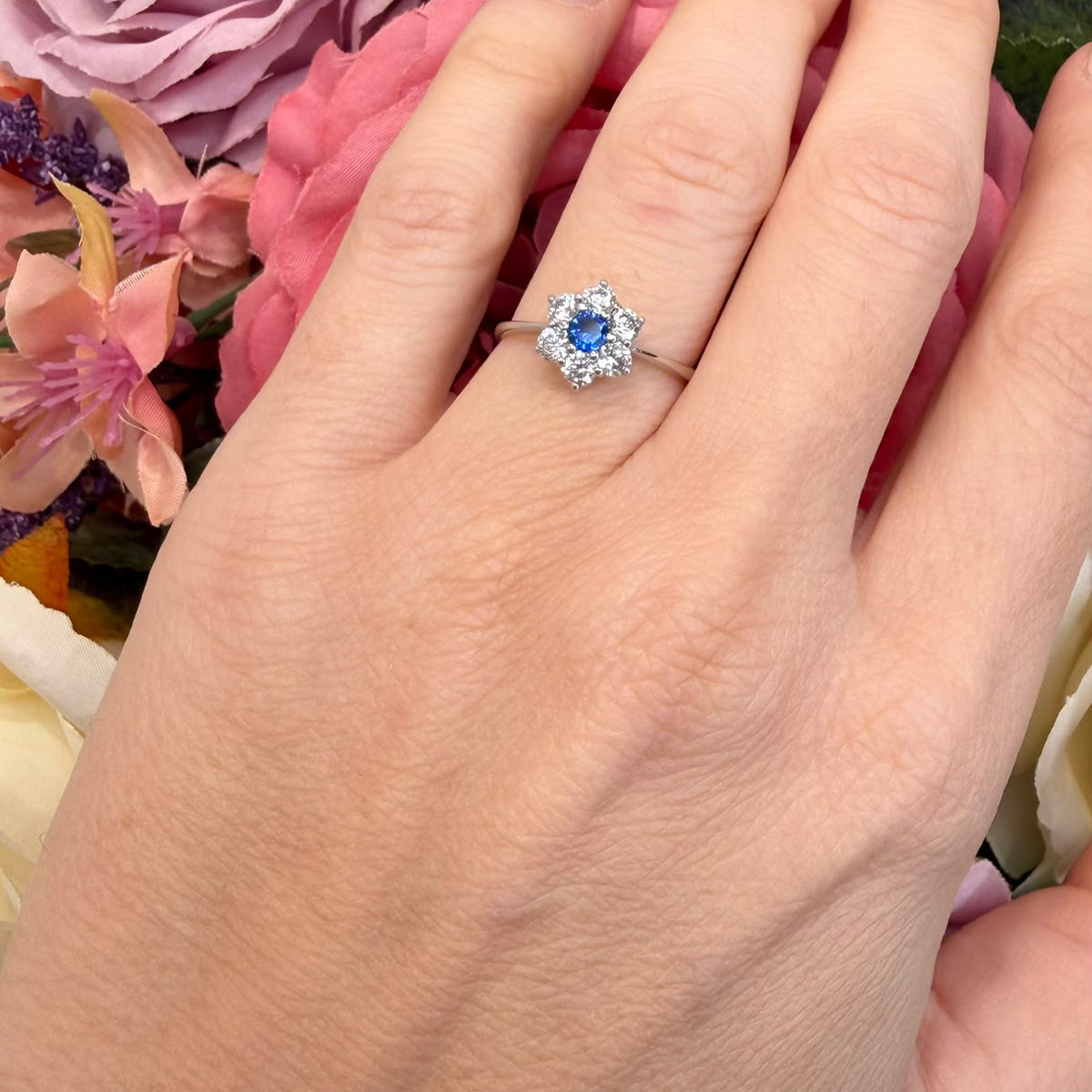 ANELLO IN ORO BIANCO 18 KT (750) CON PIETRA BLU E ZIRCONI