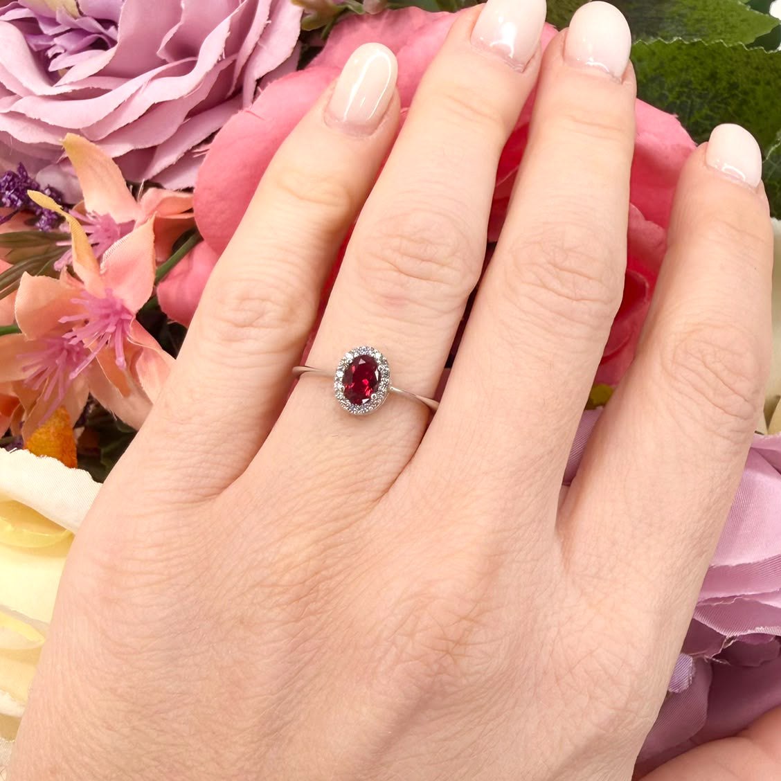 ANELLO IN ORO BIANCO 18 KT (750) CON PIETRA ROSSA OVALE E ZIRCONI