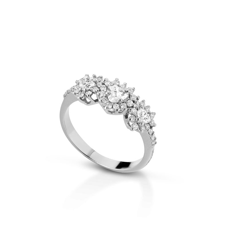 ANELLO TRILOGY IN ORO BIANCO 18KT E DIAMANTI TAGLIO CUORE