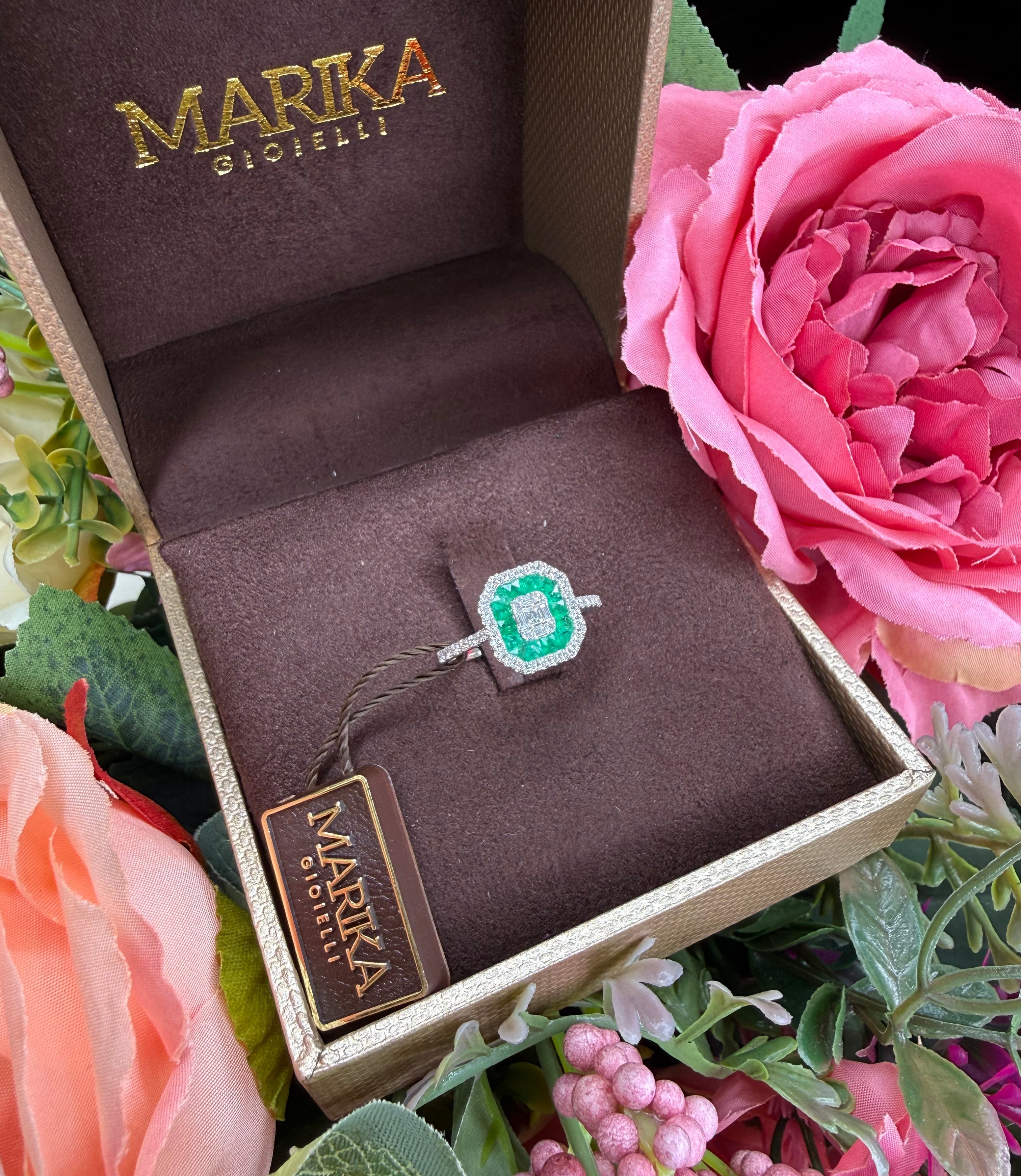 18KT WHITE GOLD RING WITH DIAMONDS, BAGUETTES AND EMERALDS