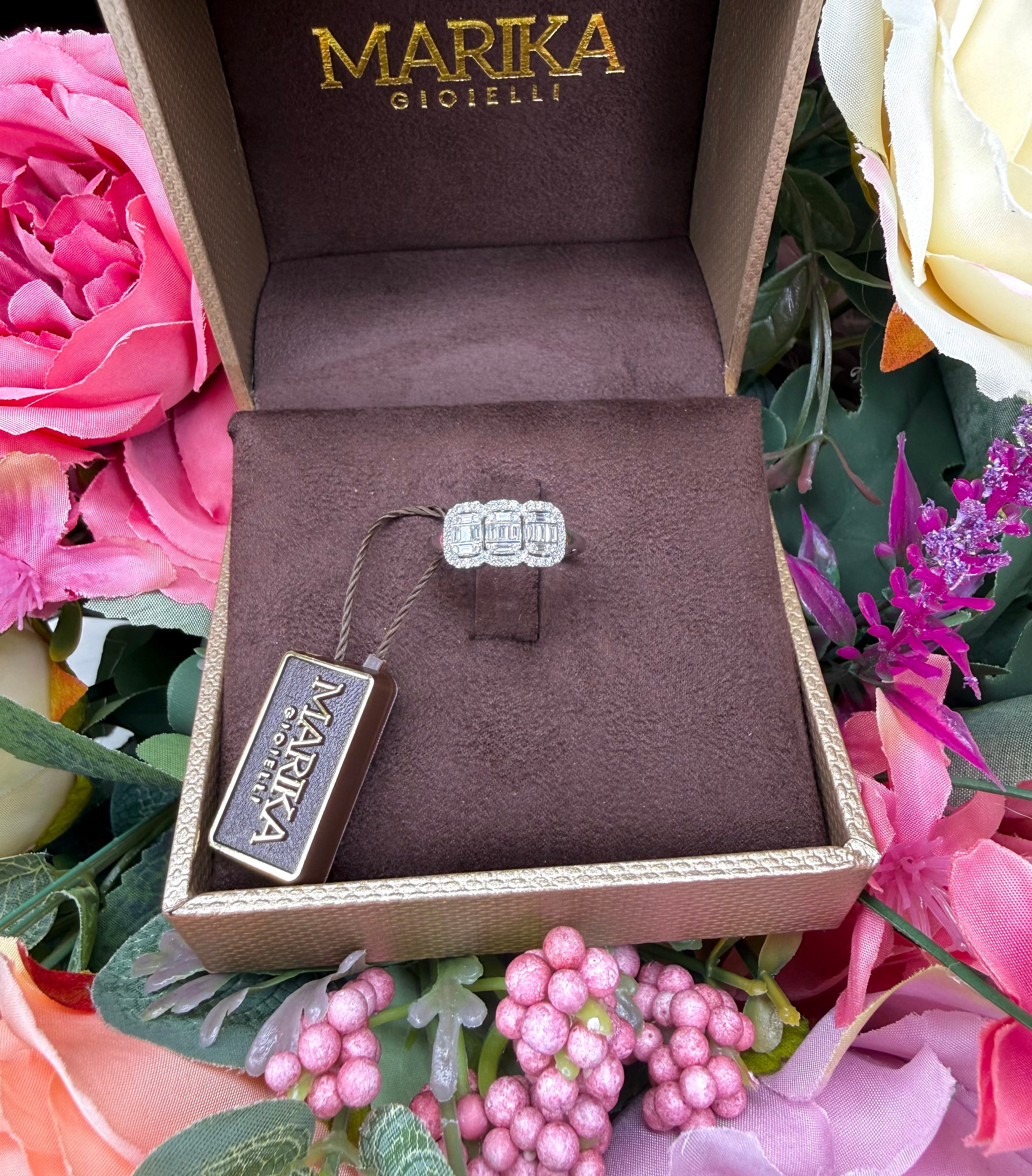 ANELLO TRILOGY IN ORO BIANCO 18KT CON DIAMANTI E BAGUETTE