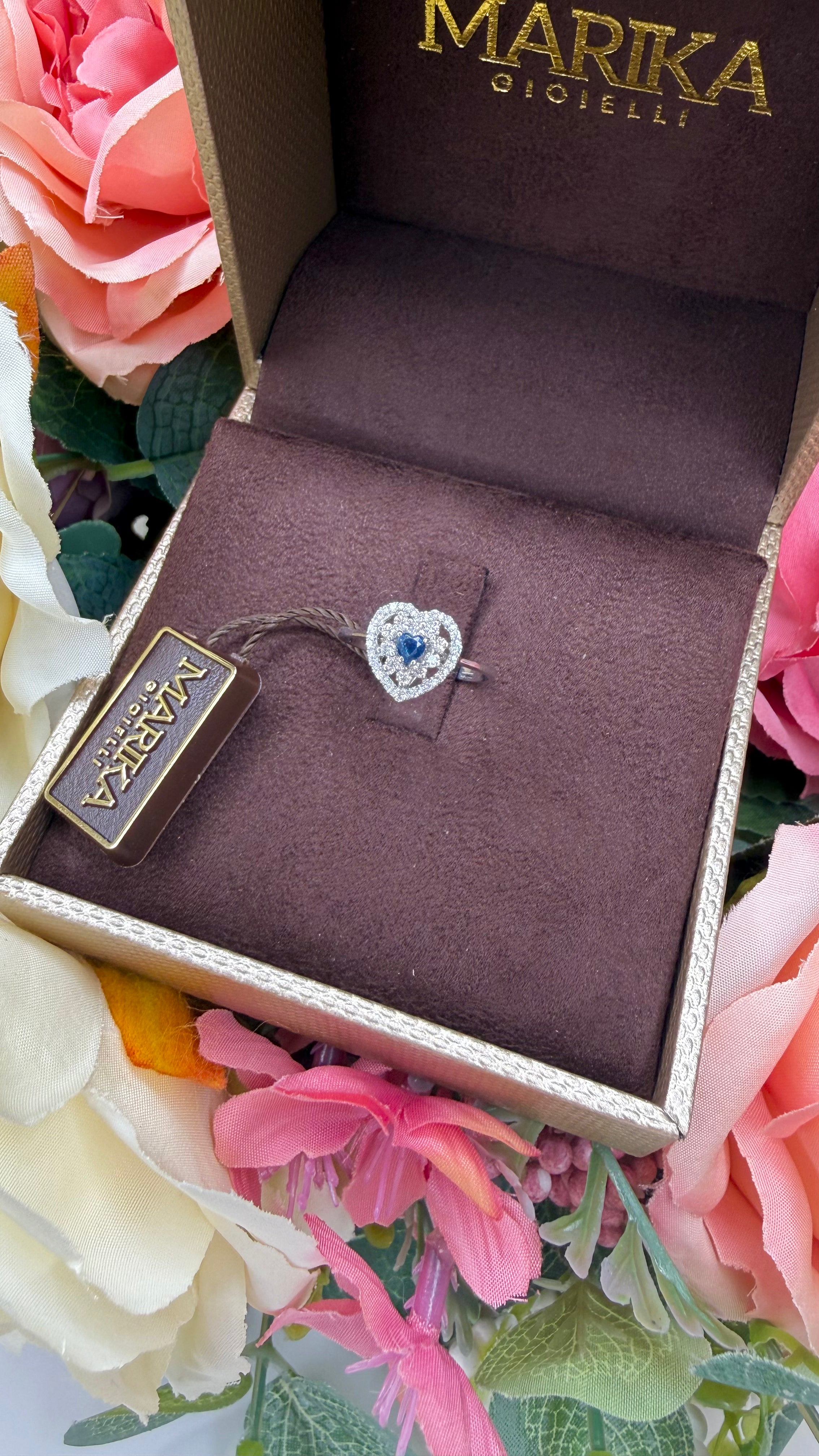 18KT WHITE GOLD HEART RING WITH DIAMONDS AND SAPPHIRE
