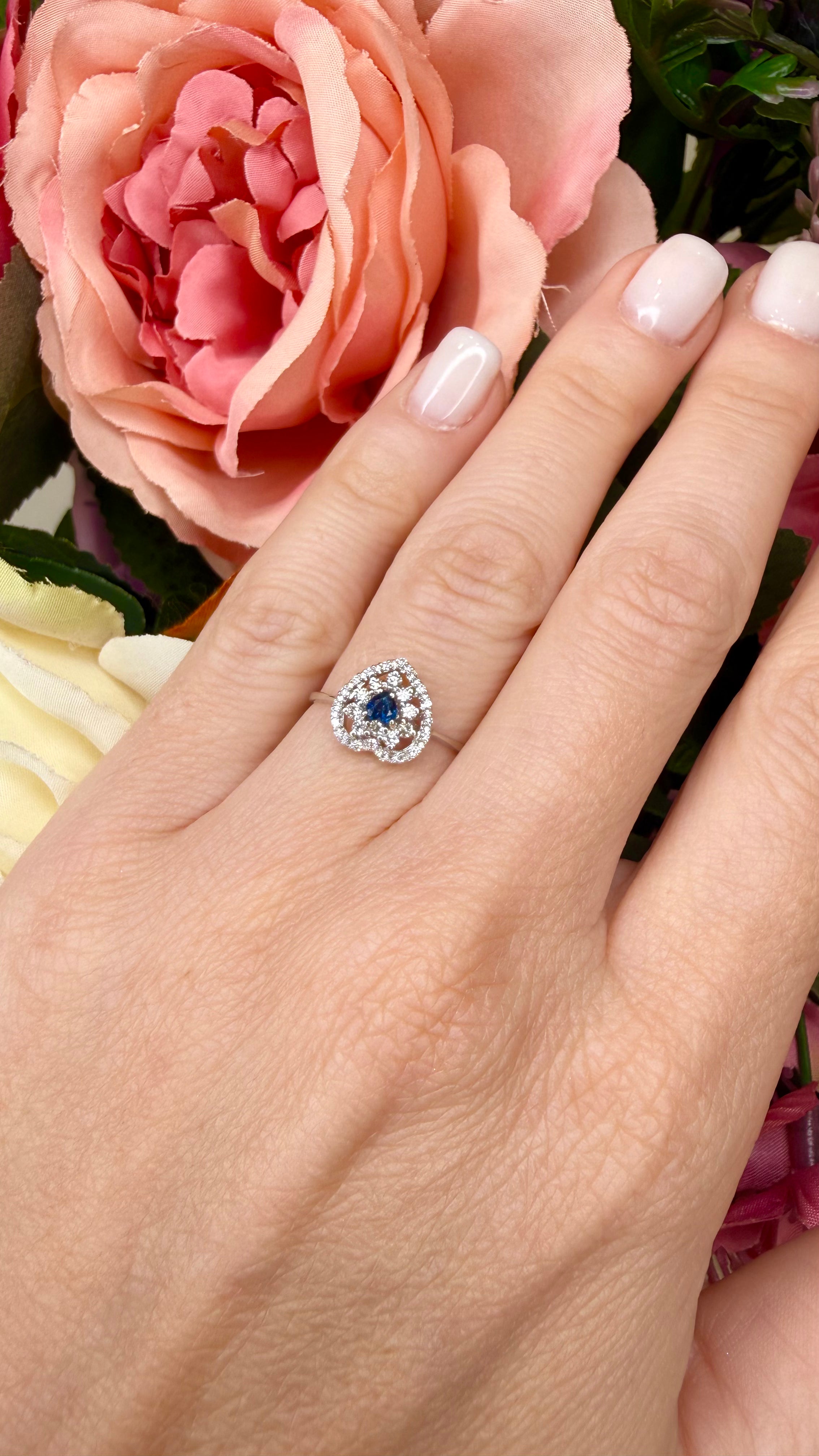 18KT WHITE GOLD HEART RING WITH DIAMONDS AND SAPPHIRE