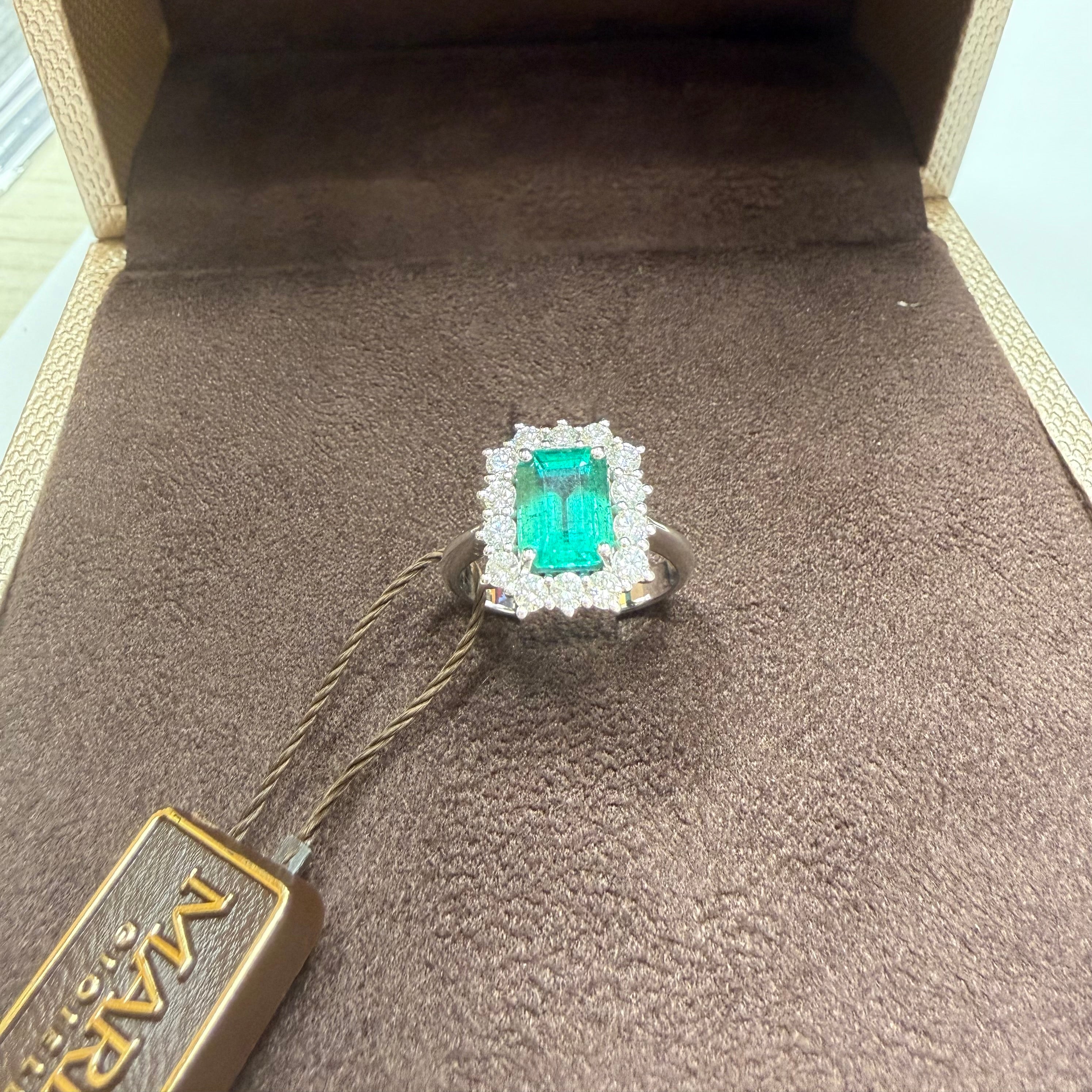ANELLO IN ORO BIANCO 18 CARATI CON DIAMANTI E SMERALDO