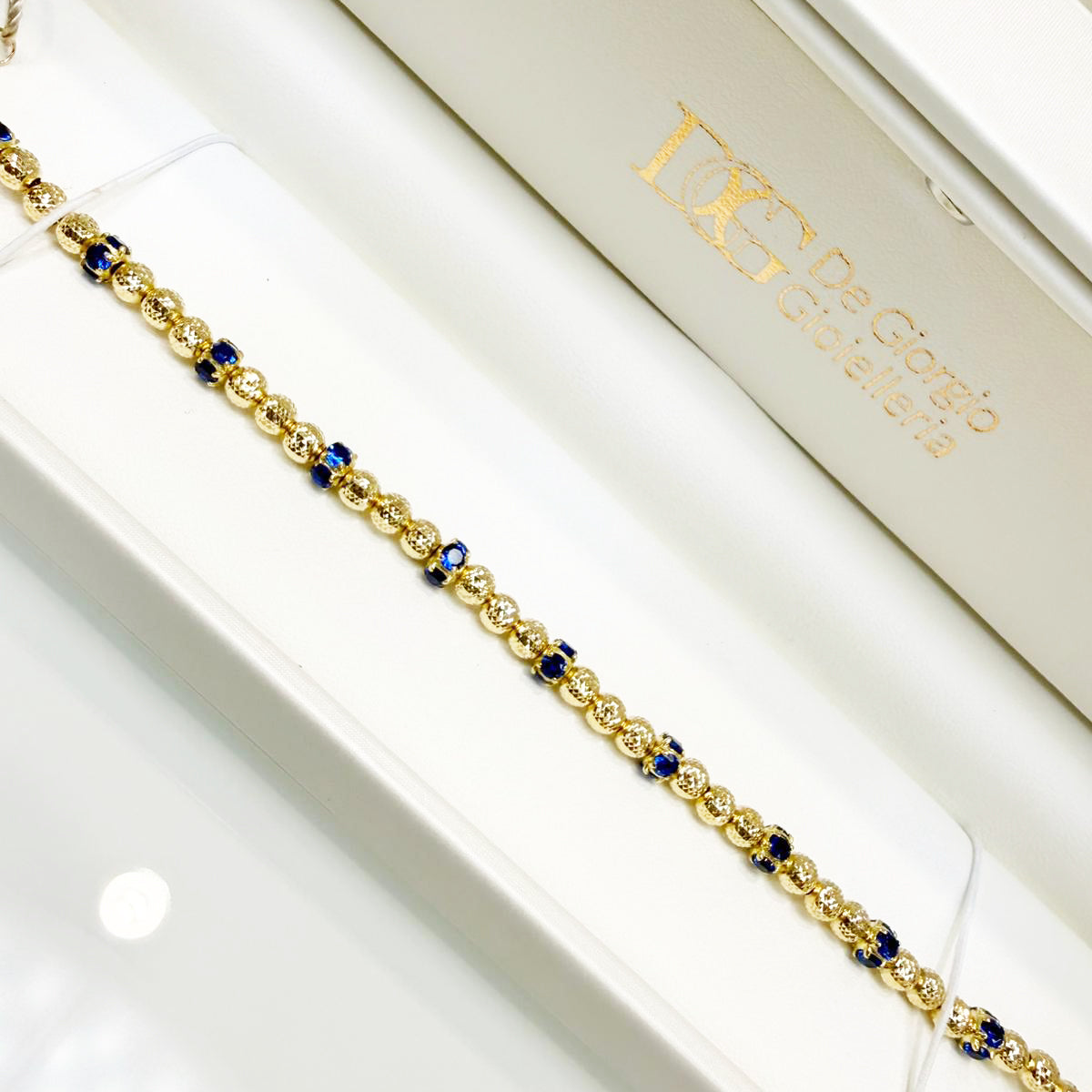 Bracciale in oro giallo 18KT (750) con sfere diamantate e elementi blu