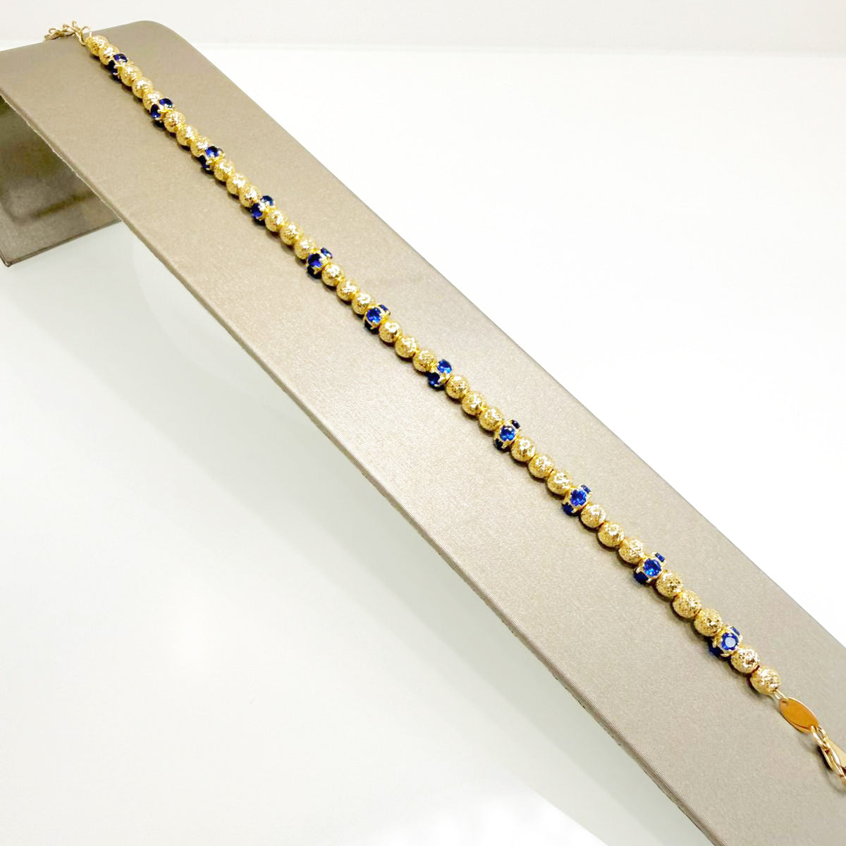 Bracciale in oro giallo 18KT (750) con sfere diamantate e elementi blu