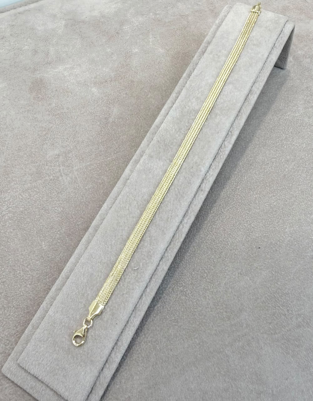 BRACCIALE A FASCIA LAVORATA IN ORO GIALLO 18 KT