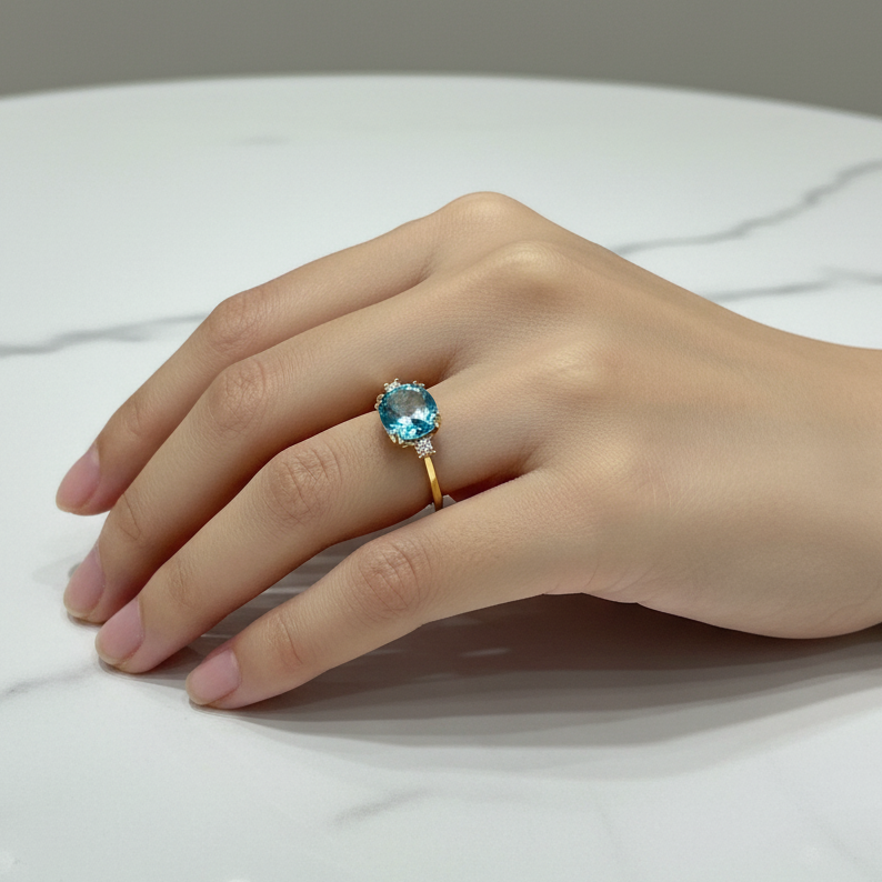 Anello con pietra azzurra in oro giallo 18KT (750) con zirconi – Made in Italy