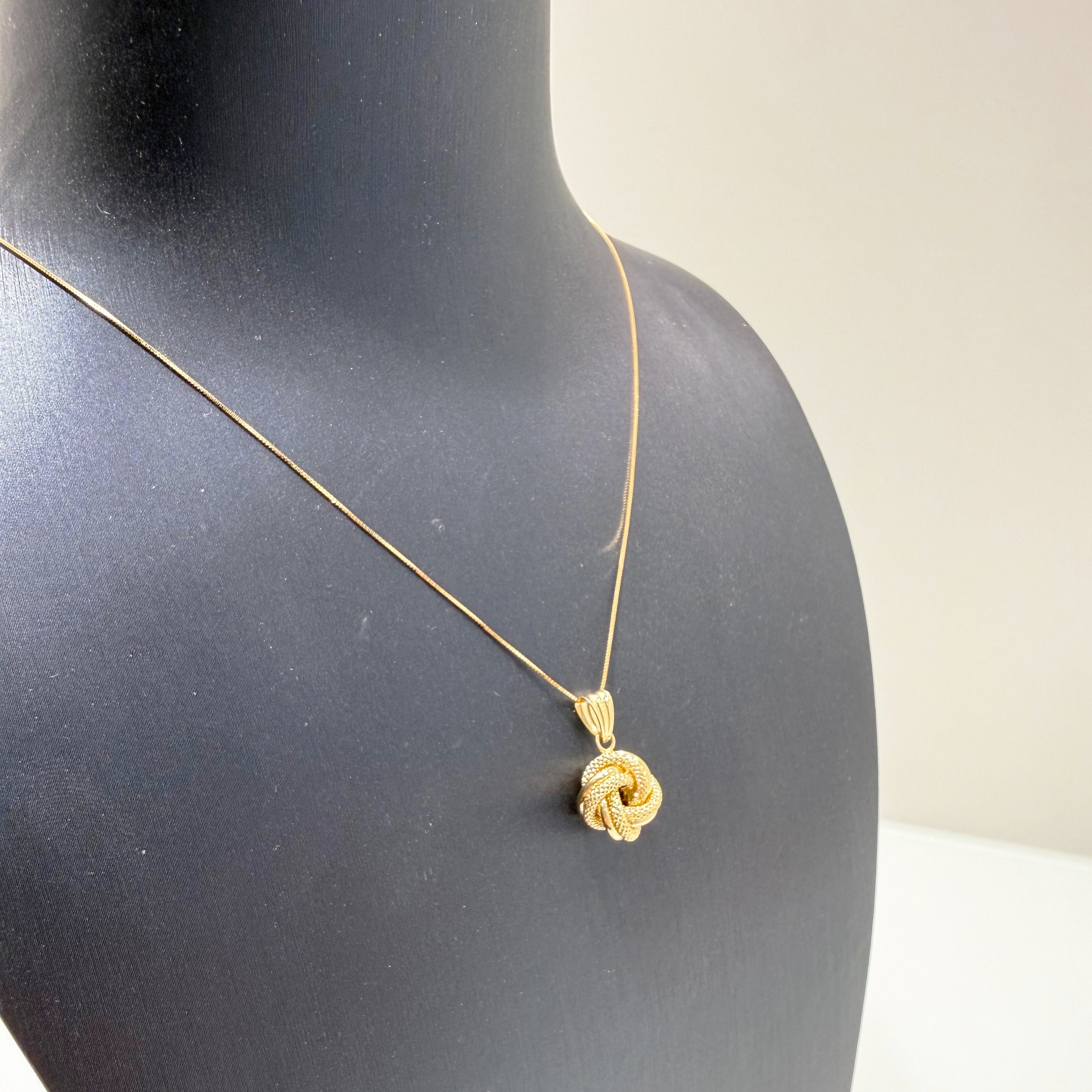 Collana con pendente nodo intrecciato in oro giallo 18KT (750) – Made in Italy