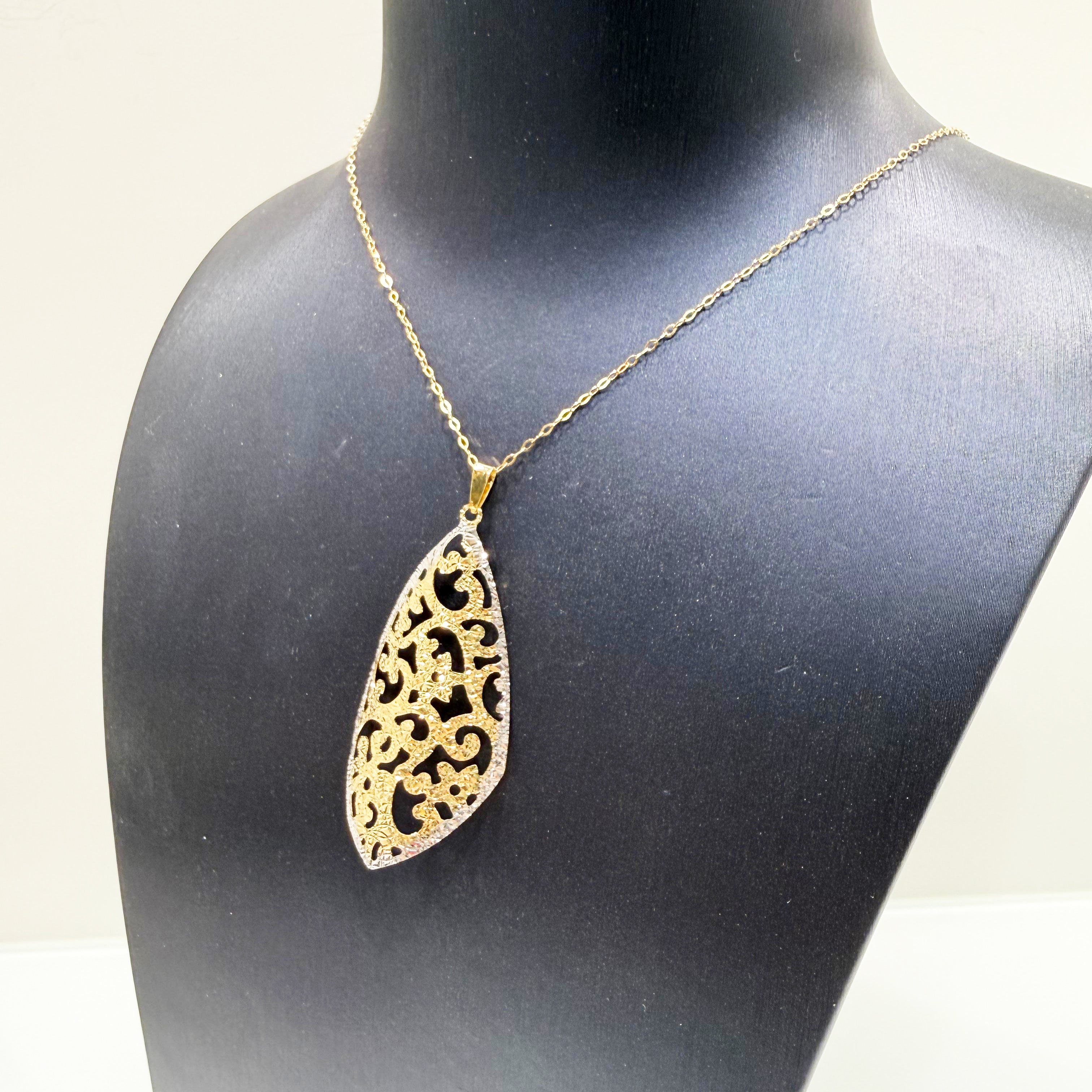 Ciondolo traforato fantasia in oro giallo e bianco 18KT (750) – Made in Italy