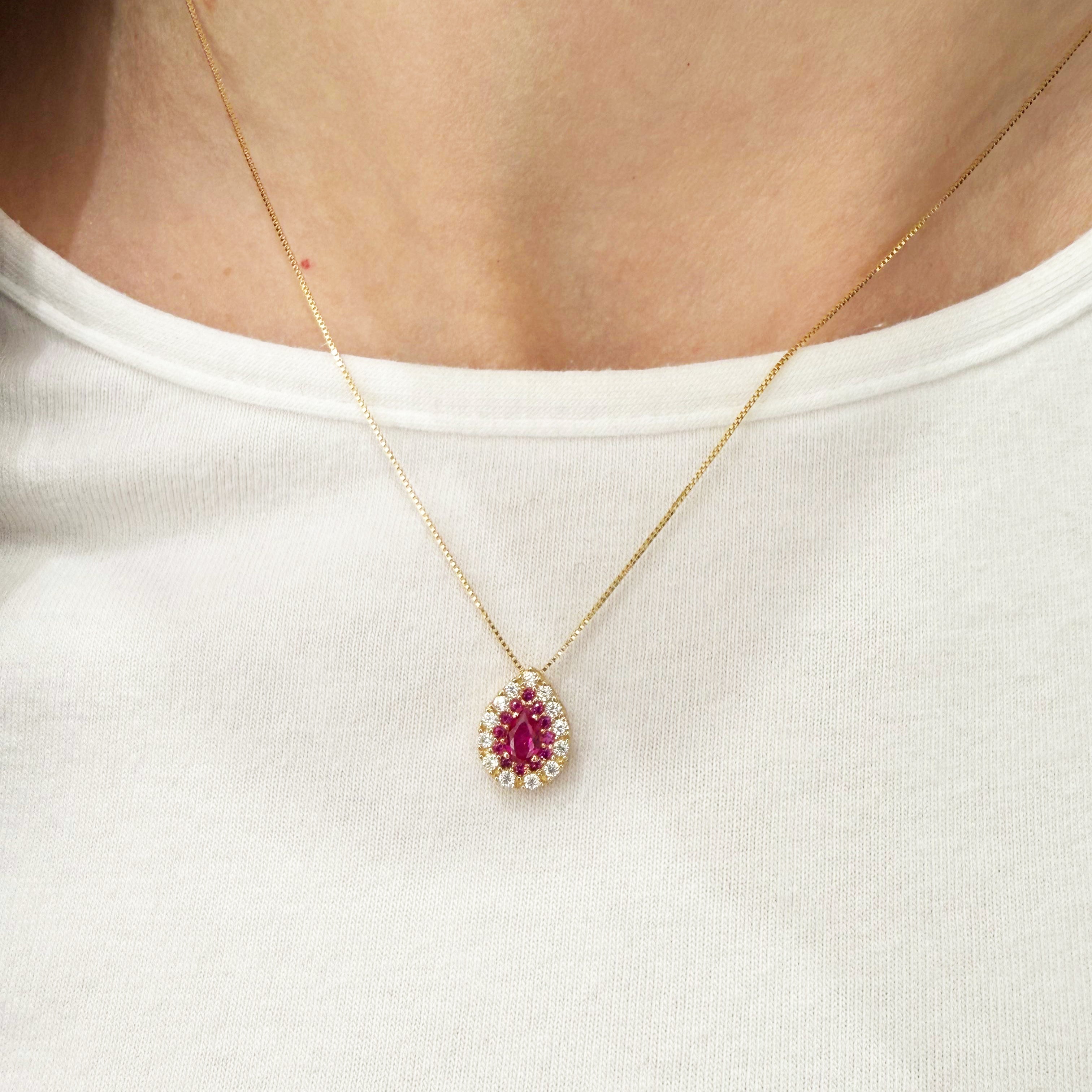 Ciondolo a goccia con zircone rosso e contorno di zirconi in oro giallo 18KT (750) – Made in Italy